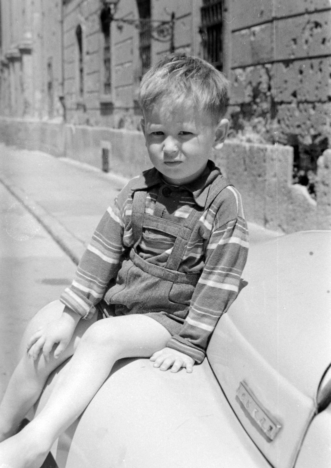 Hungary, Budapest I., a felvétel az Úri utca Kapisztrán tér felé vezető szakaszán készült., 1957, Szent-tamási Mihály, kid, damaged building, M20 Pobieda, Budapest, sitting on a car, Fortepan #13941