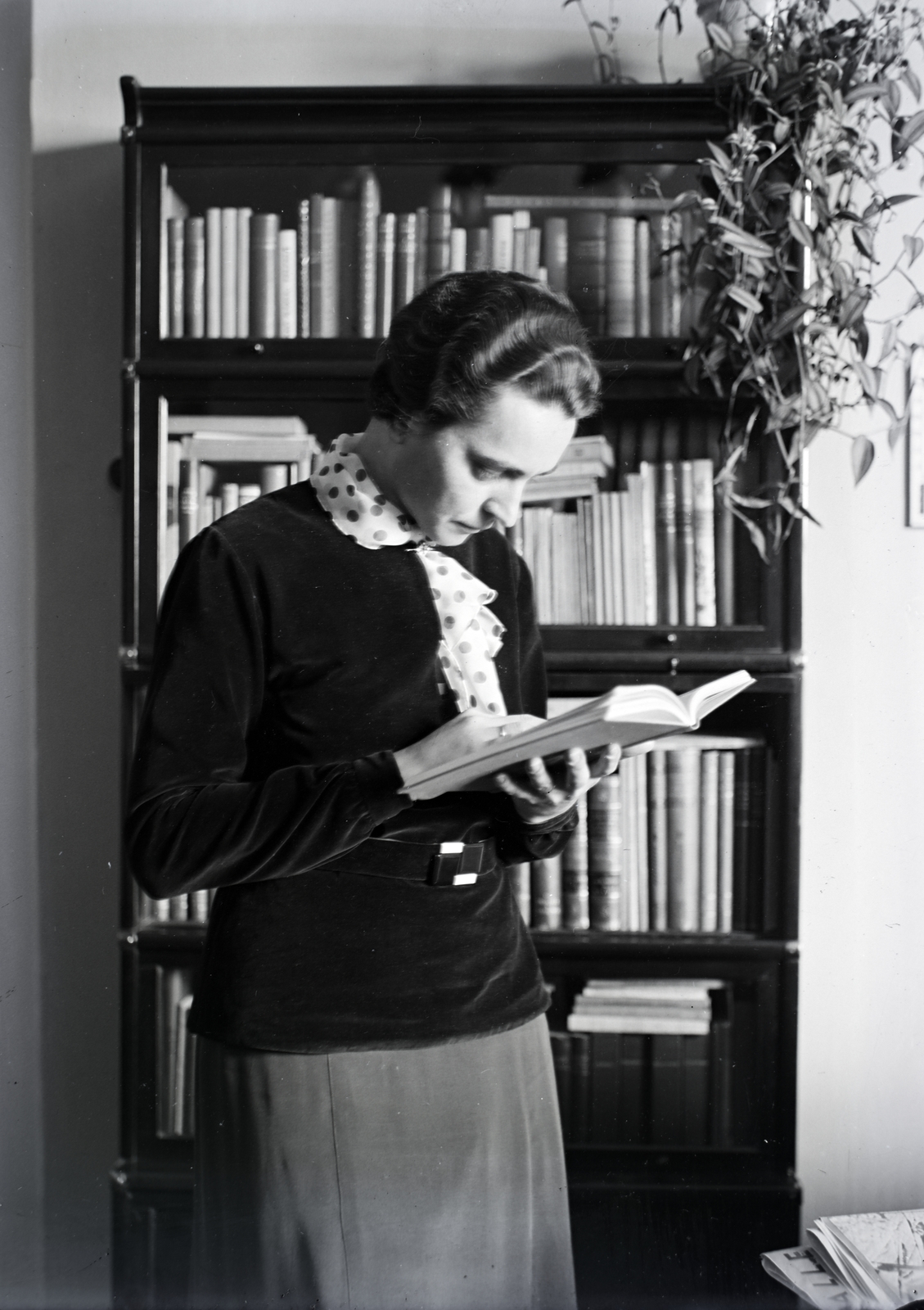 1938, Szekrényesy Réka, reading, bookcase, Fortepan #139426