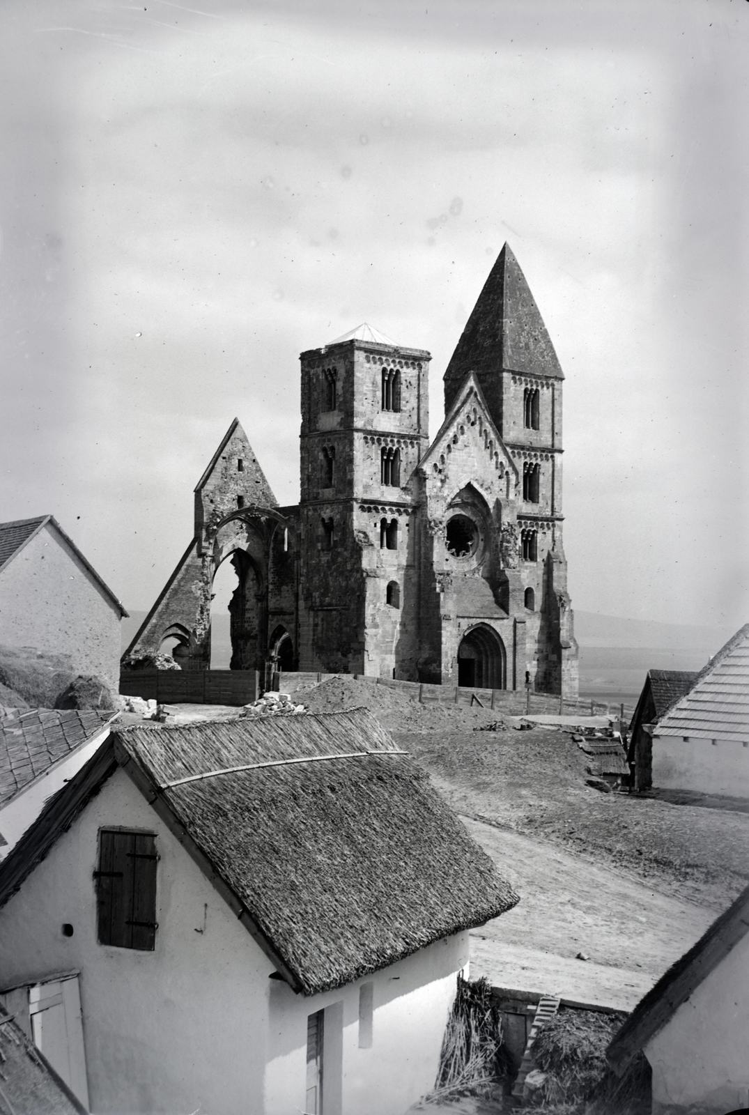 Hungary, Zsámbék, a premontrei templom romjai., 1936, Szekrényesy Réka, church, monastery, Premonstratensians, ruins of church, Fortepan #139465