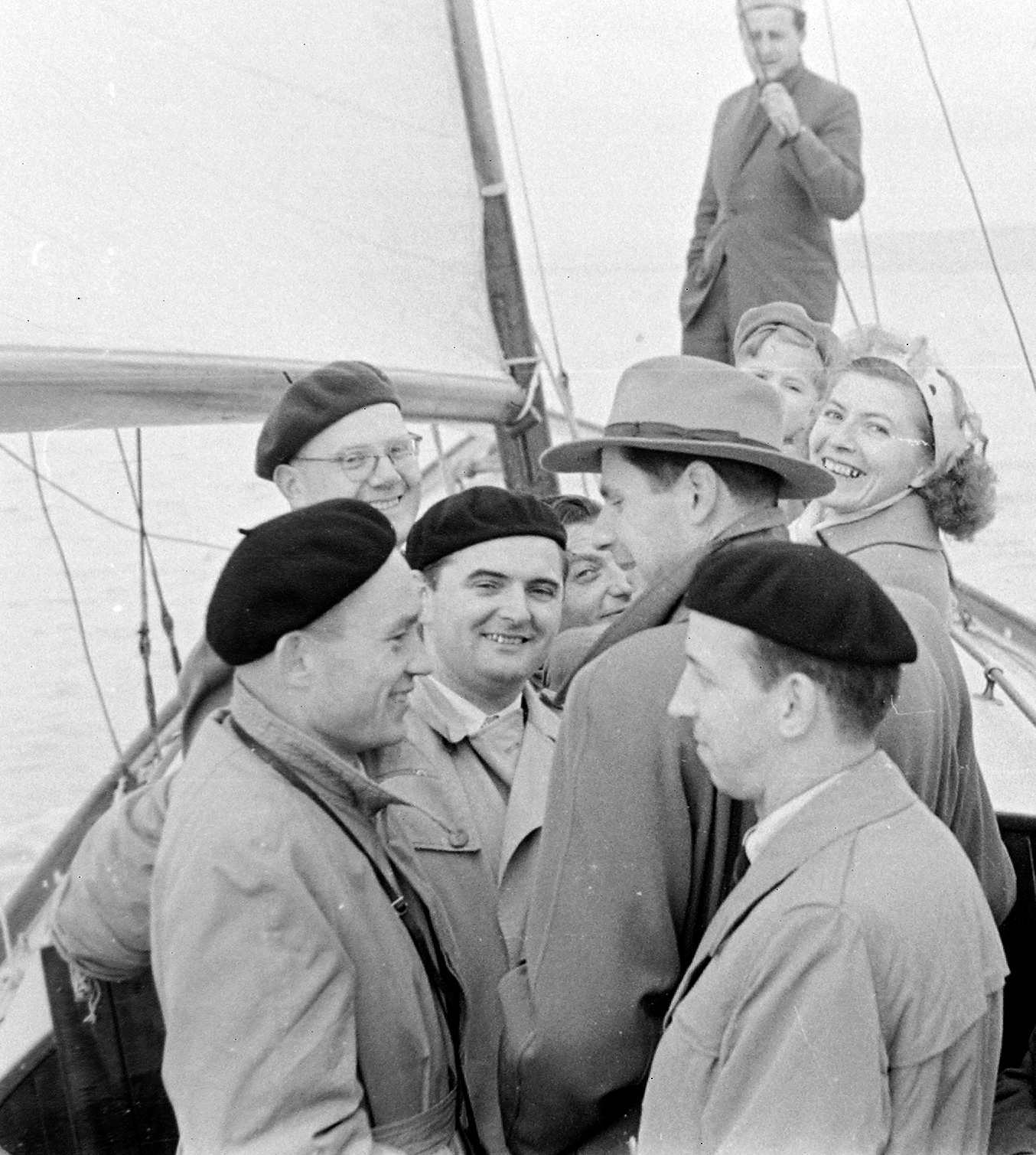 1955, Szent-tamási Mihály, hat, sailboat, tableau, men, glasses, beret, woman, Fortepan #13947