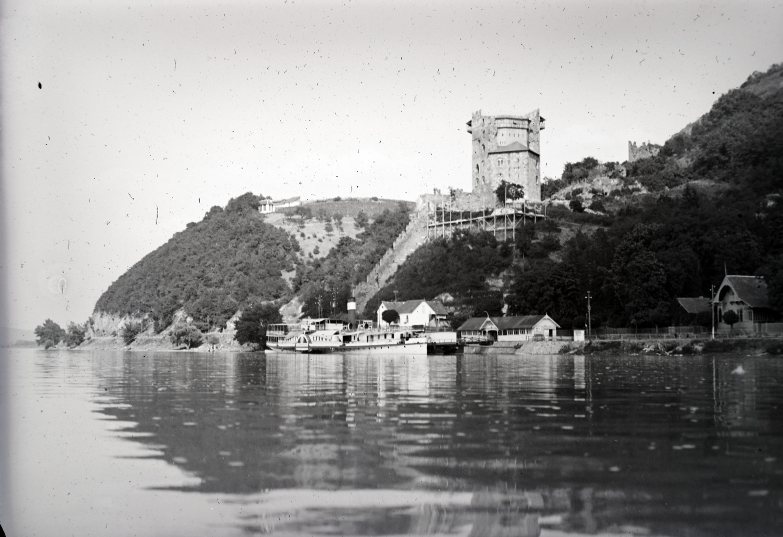Hungary,Danube Bend, Visegrád, a hajóállomás és az Alsóvár a lakótoronnyal / Salamon-torony, a Dunáról nézve., 1936, Szekrényesy Réka, river, Danube, boat station, ship station, Fortepan #139471