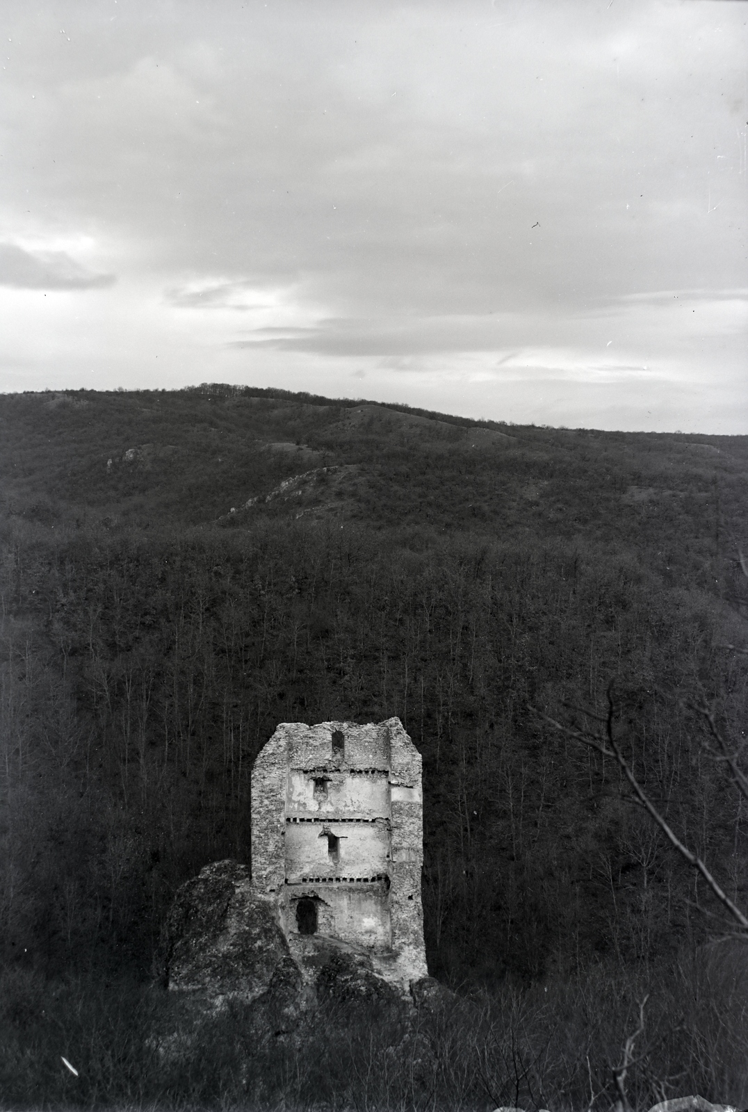 Hungary, Várpalota, Vár-völgy, Bátorkő / Pusztapalota várának romjai., 1936, Szekrényesy Réka, castle ruins, Fortepan #139477