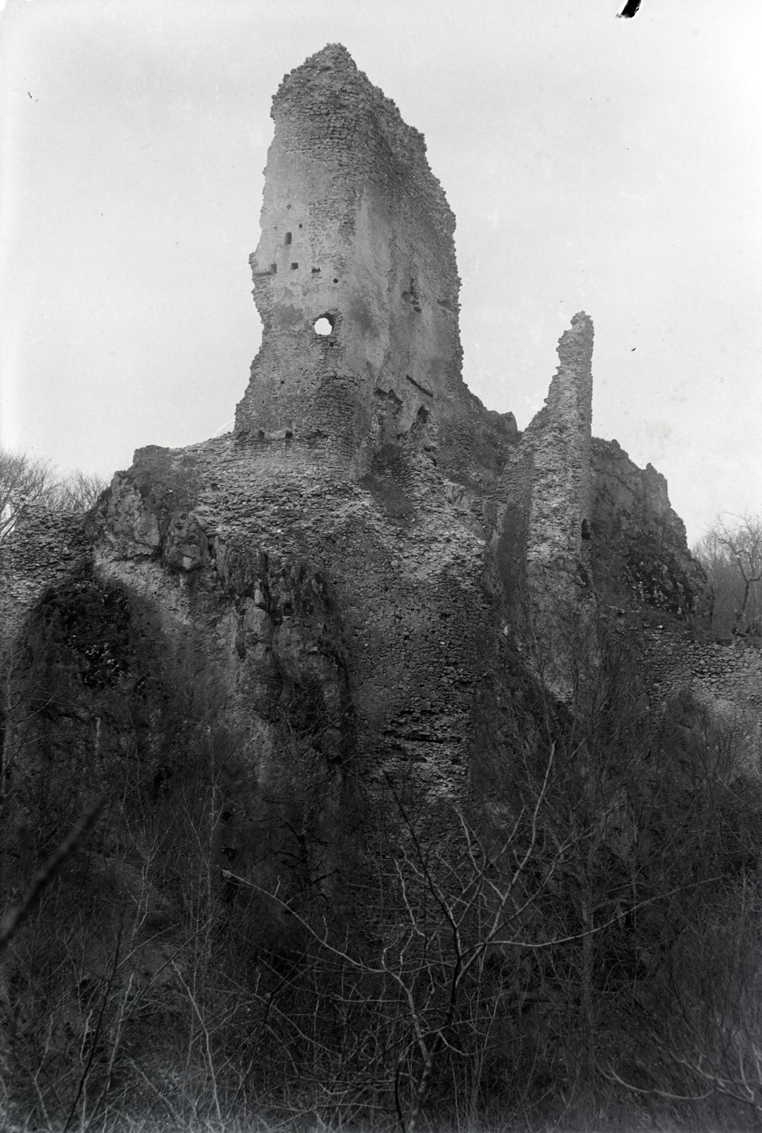 Hungary, Várpalota, Vár-völgy, Bátorkő / Pusztapalota várának romjai., 1936, Szekrényesy Réka, ruins, Fortepan #139480