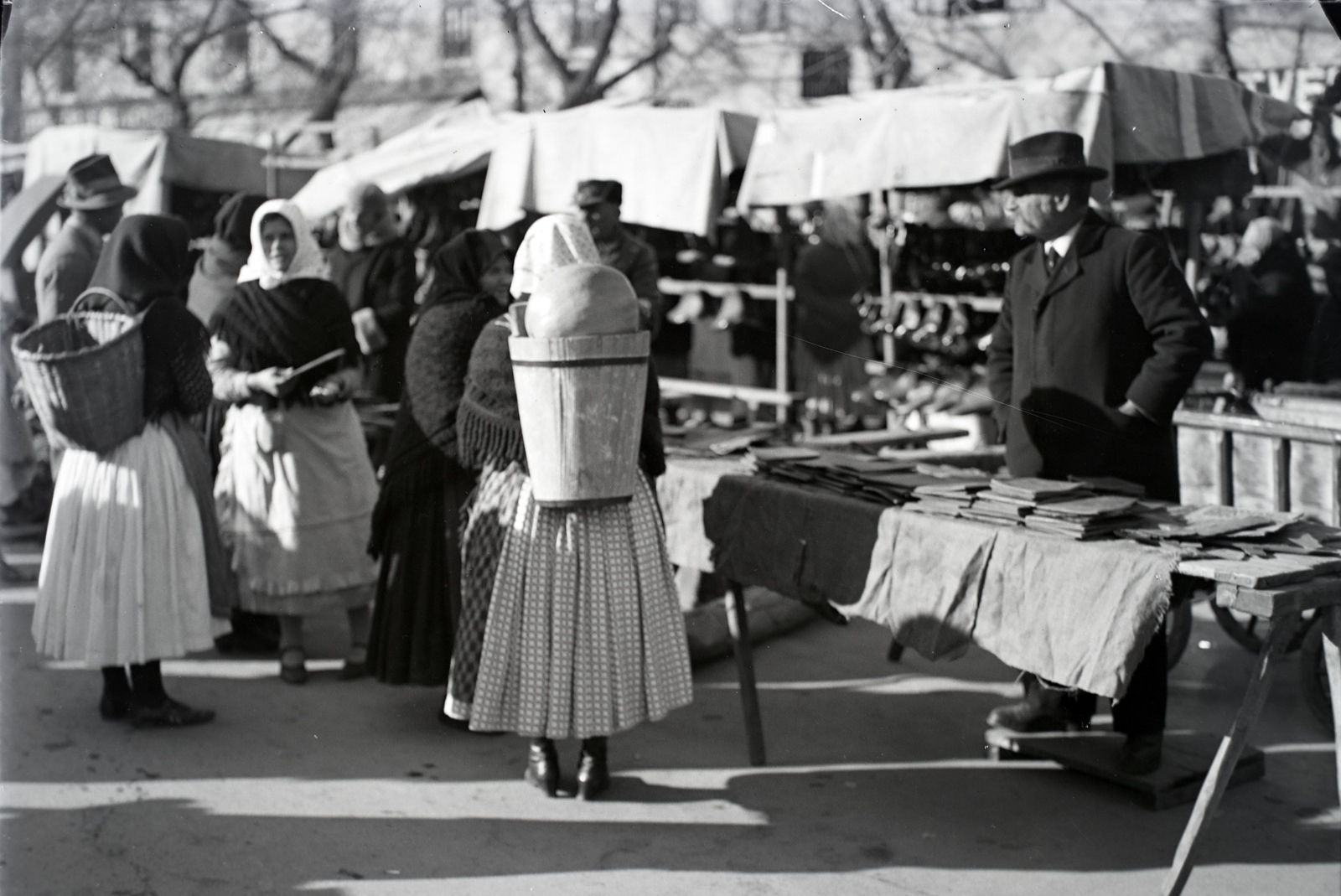 Hungary, Eger, piac a Dobó István (Kossuth) téren, háttérben a Hangya Szövetkezet épülete., 1930, Szekrényesy Réka, market, folk costume, Fortepan #139489