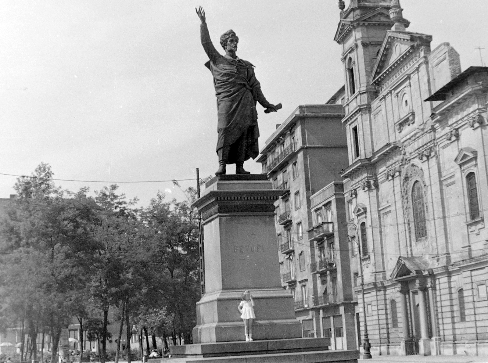 Hungary, Budapest V., Petőfi tér, Petőfi Sándor szobra (Huszár Andor, 1882.), jobbra az ortodox székesegyház., 1955, Szent-tamási Mihály, sculpture, street view, girl, Petőfi-portrayal, Budapest, Fortepan #13950