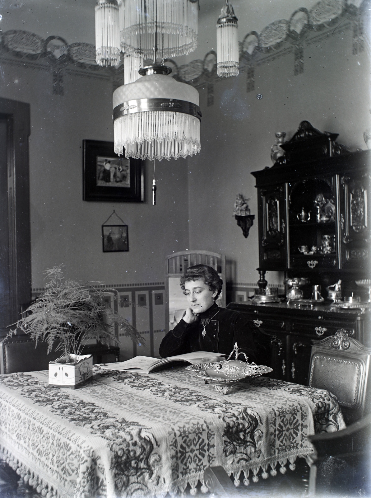 1915, Szekrényesy Réka, reading, interior, chandelier, serving cupboard, Fortepan #139502