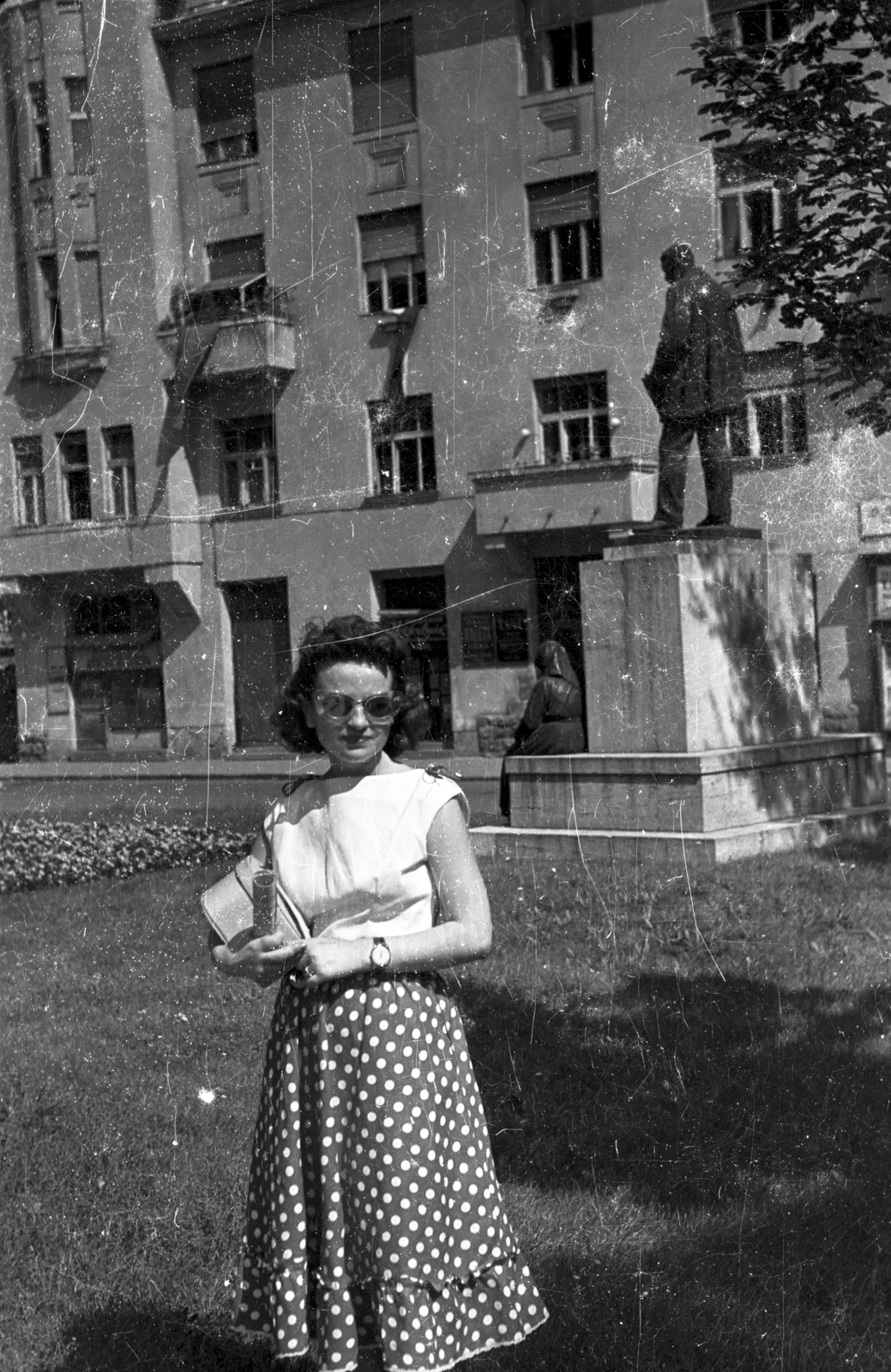Hungary, Budapest XI., Bartók Béla út, Gárdonyi Géza szobra (Horvay János, 1932.) a mai Gárdonyi téren., 1955, Szent-tamási Mihály, portrait, sculpture, street view, wrist watch, shades, handbag, lady, skirt, Budapest, blouse, Géza Gárdonyi-portrayal, Fortepan #13953
