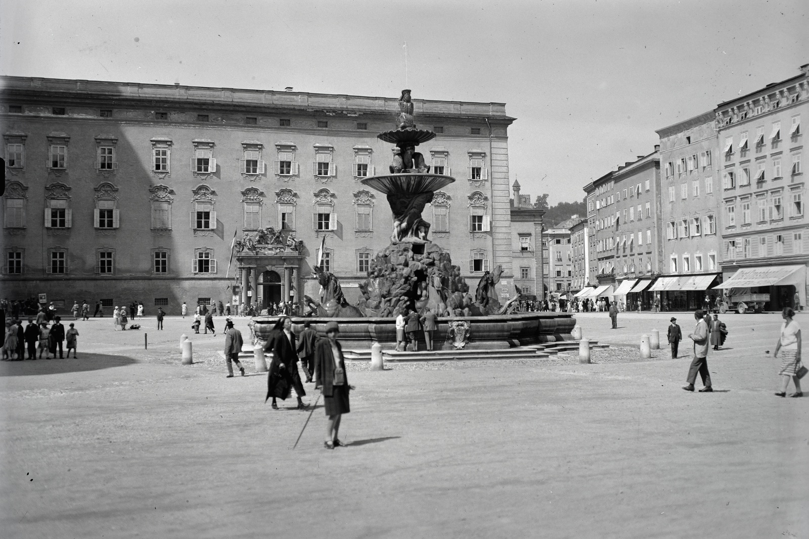 Austria, Salzburg, Residenzplatz, előtérben a Residenzbrunnen, szemben a Residenz (Régi Érseki palota)., 1933, Szekrényesy Réka, fountain, Baroque-style, palace, renaissance, bishop's palace, Johann Lucas von Hildebrandt-design, Vincenzo Scamozzi-design, Tommaso Garvo Allio-design, Triton-portrayal, Fortepan #139539