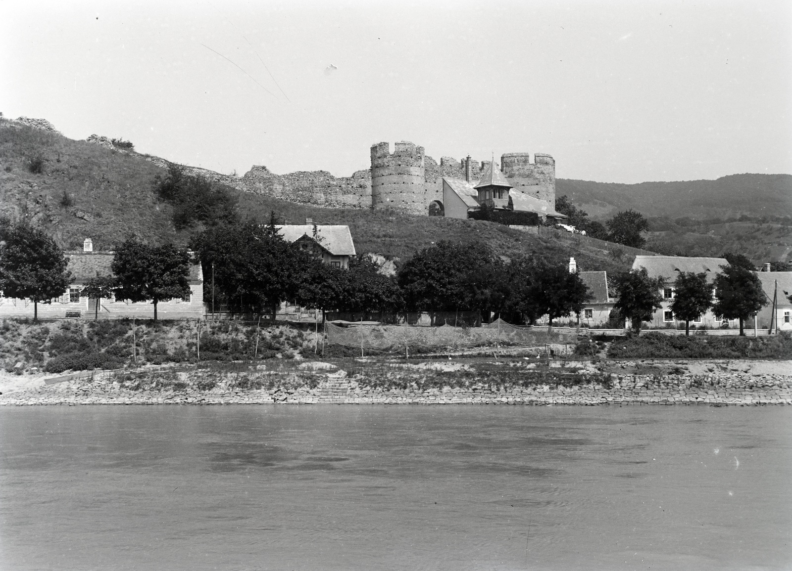 Slovakia, Devín, a vár Ausztria felől nézve., 1933, Szekrényesy Réka, Czechoslovakia, castle, river, Danube, Fortepan #139546