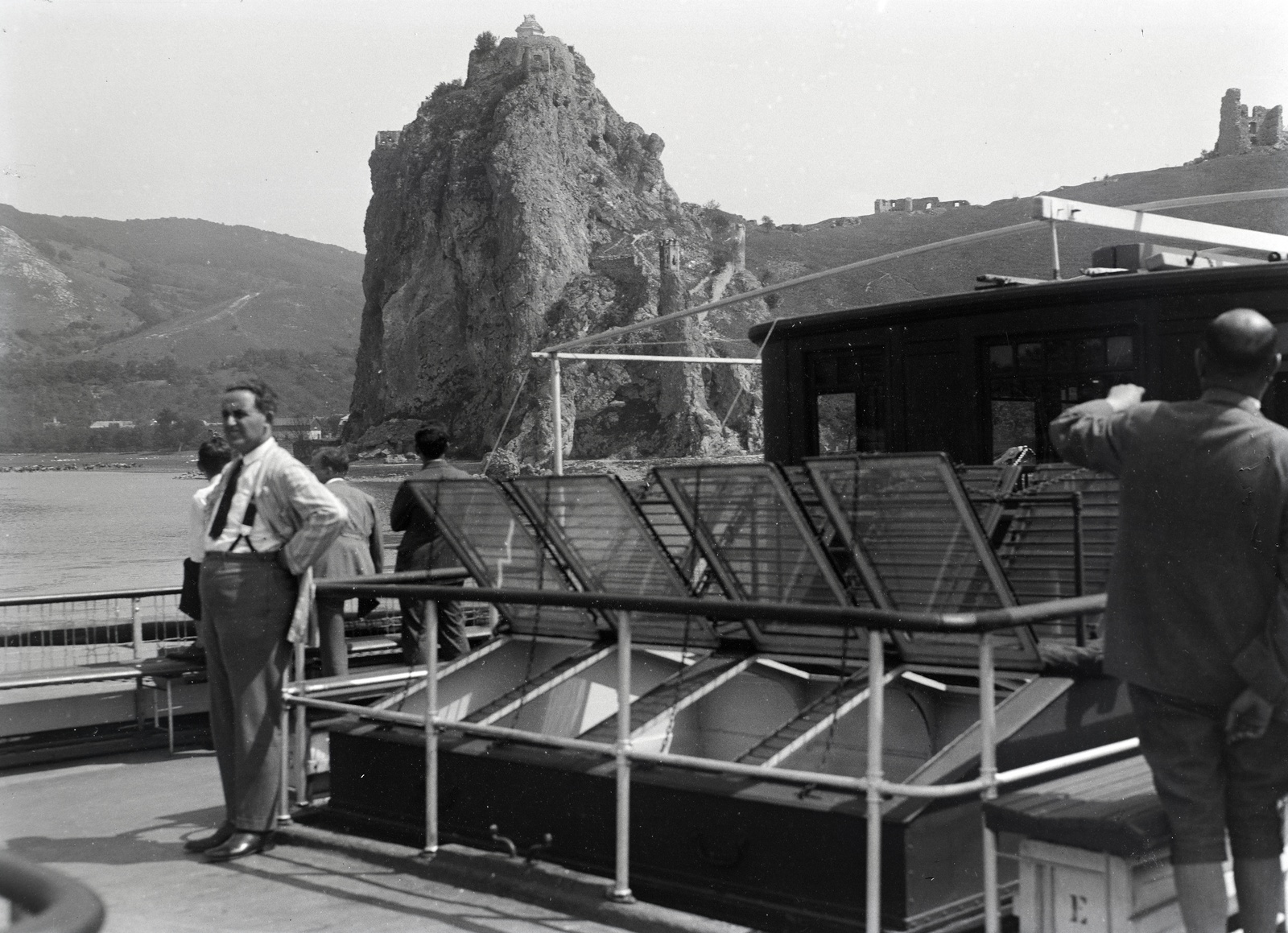 Slovakia, Devín, a vár és a lerombolt Millenniumi emlékmű maradványa egy dunai hajóról nézve., 1933, Szekrényesy Réka, Czechoslovakia, river, castle ruins, Danube, Fortepan #139547