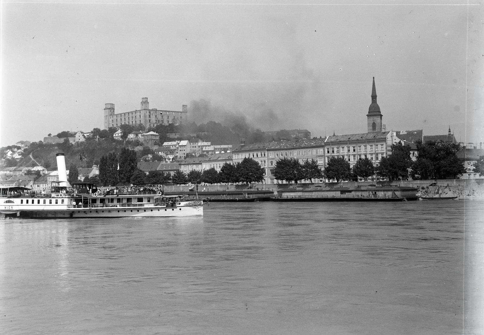 Slovakia, Bratislava, a vár és a Szent Márton koronázó templom a Dunáról nézve., 1933, Szekrényesy Réka, Czechoslovakia, castle, river, Danube, Fortepan #139548
