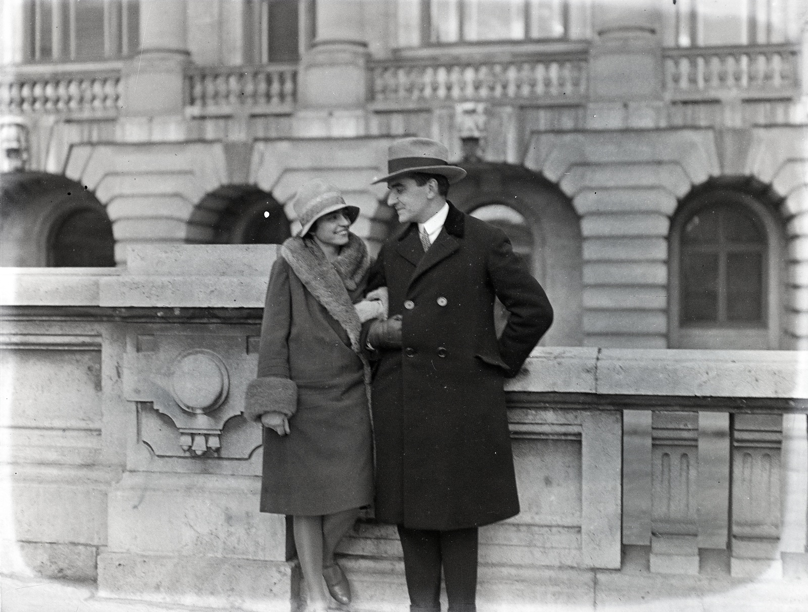Hungary, Budapest I., Királyi Palota (később Budavári Palota), Hunyadi udvar., 1931, Szekrényesy Réka, fur, Budapest, hand-in-waistcoat, double-breasted coat, Fortepan #139578