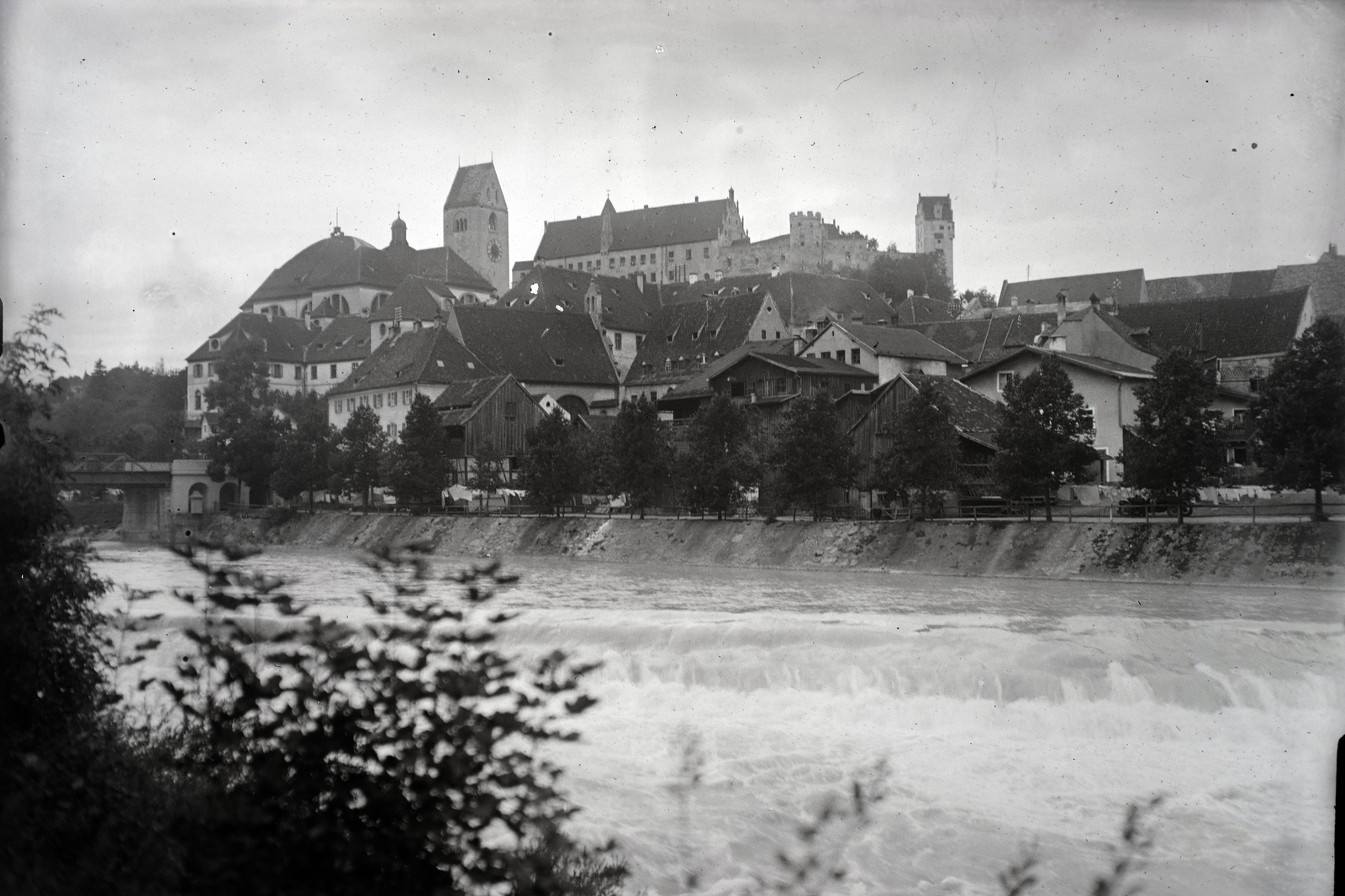 Germany, Füssen, előtérben a Lech folyó, szemben a túlparton a Szent Magnus-kolostor (Kloster St. Mang) és fölötte a Magas-vár (Hohes Schloss)., 1933, Szekrényesy Réka, Fortepan #139588