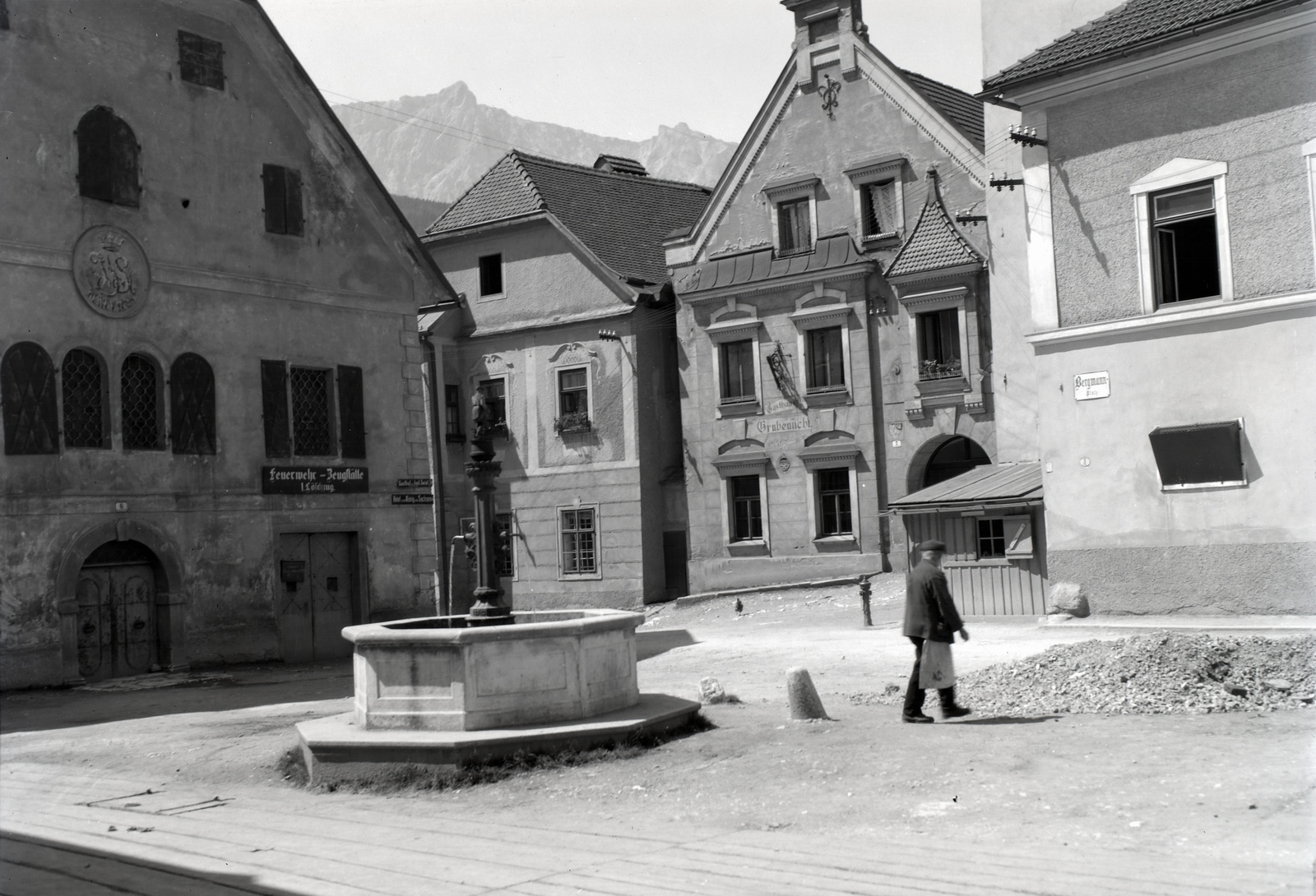 Austria, Eisenerz, Bergmannsplatz, balra a Tűzoltóság szertára, szemben a Gasthaus Grubenlicht, jobbra az Altes Rathaus, középen a Bergmannsbrunnen., 1933, Szekrényesy Réka, slanted, drinking fountain, Fortepan #139593