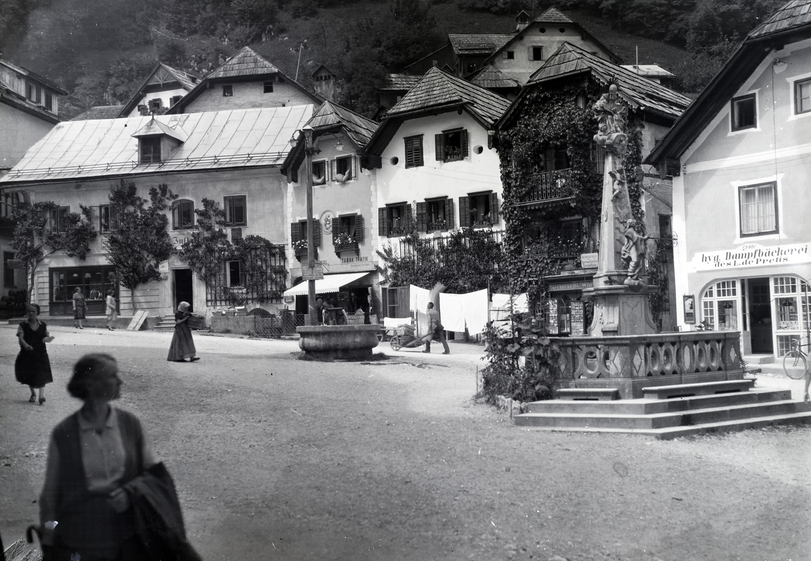 Austria, Hallstatt, Marktplatz, jobbra a Szentháromság-szobor., 1933, Szekrényesy Réka, Fortepan #139594