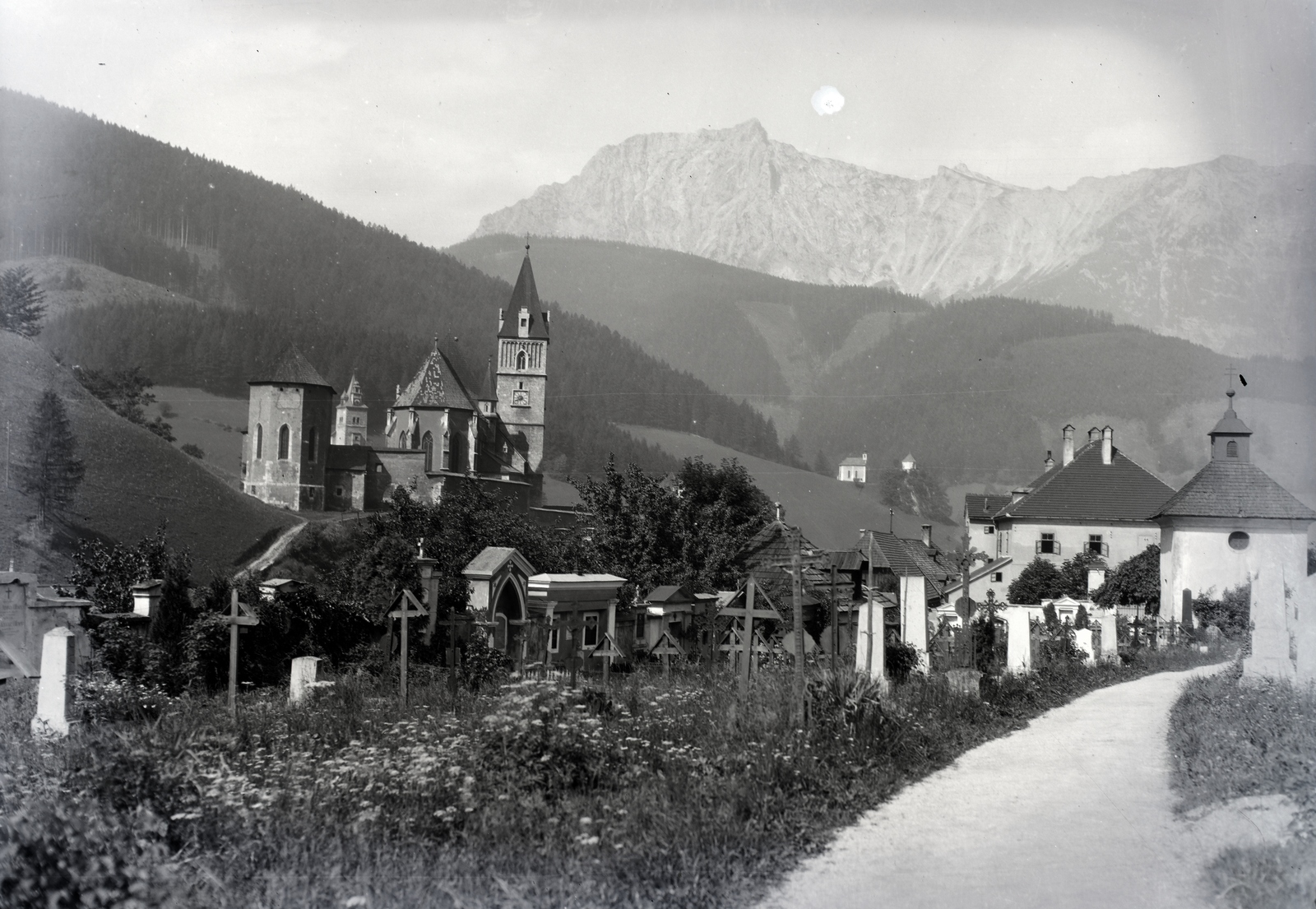 Austria, Eisenerz, balra a Szent Oszvald vártemplom (Kirchenburg St. Oswald)., 1933, Szekrényesy Réka, cemetery, church, Fortepan #139611