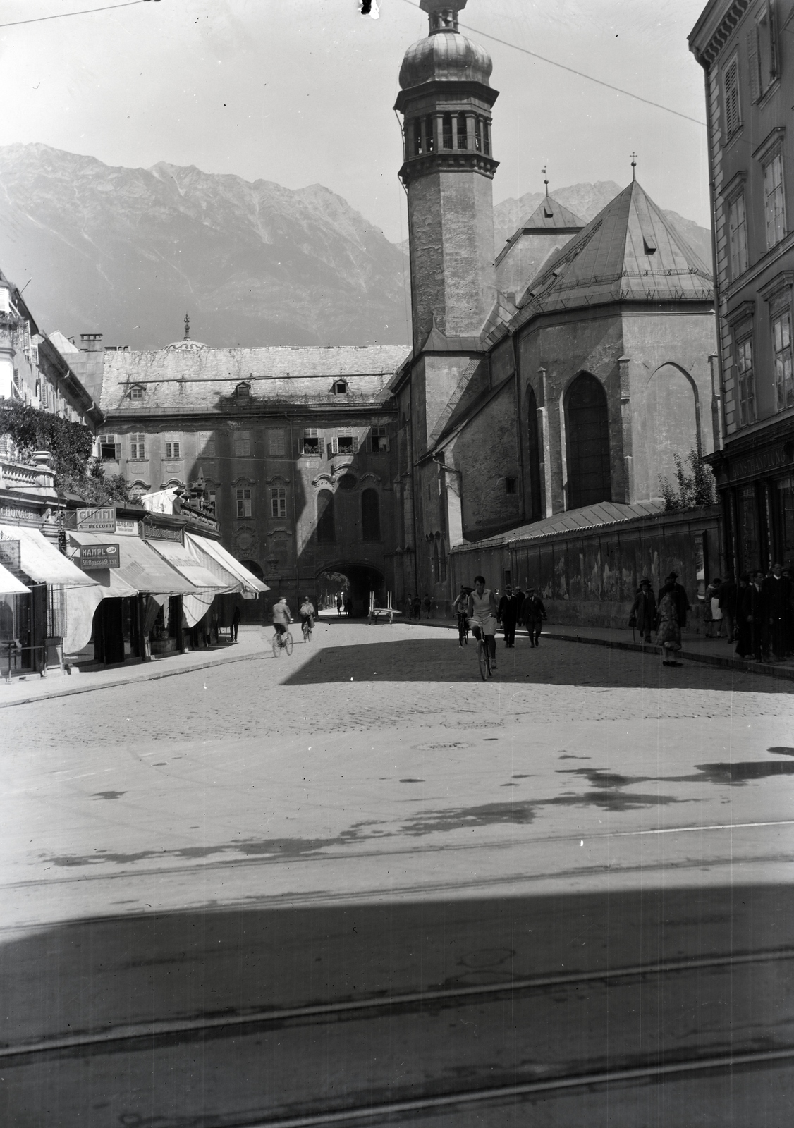 Ausztria, Innsbruck, Hofkirche., 1933, Szekrényesy Réka, napellenző, utcakép, templom, Fortepan #139612