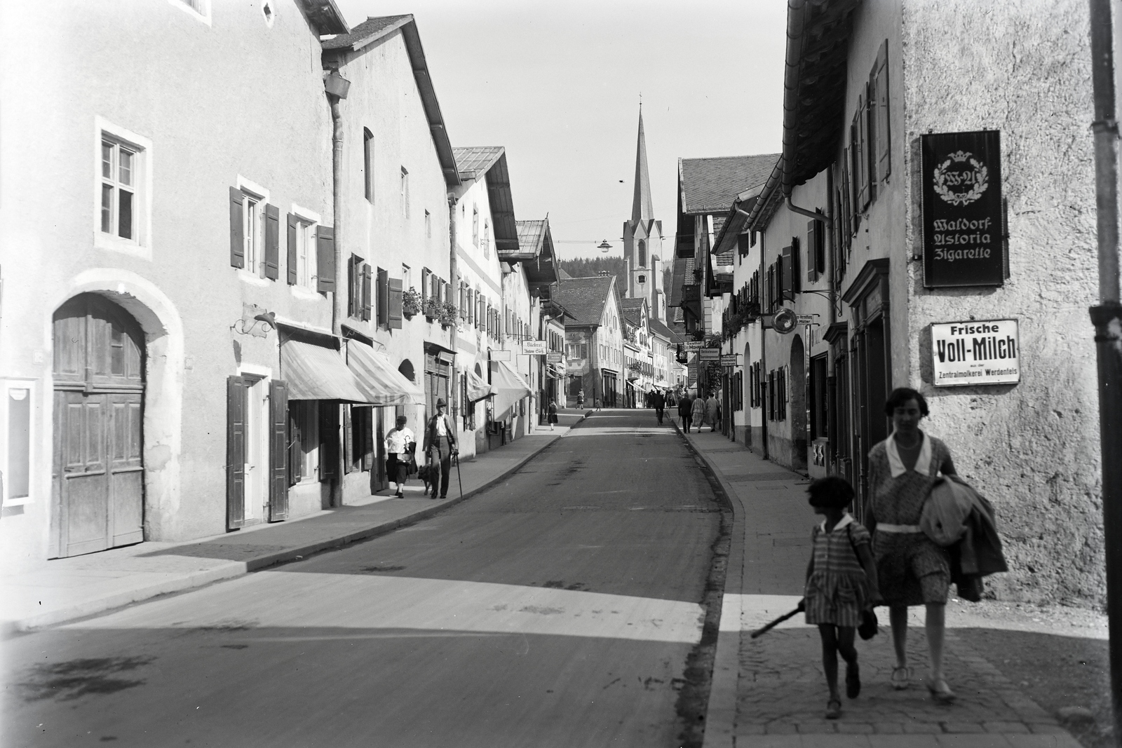 Germany, Garmisch-Partenkirchen, Ludwigstrasse, háttérben a Mária Mennybemenetele templom (Pfarrkirche Maria Himmelfahrt) tornya látszik., 1933, Szekrényesy Réka, Waldorf-Astoria-Zigarettenfabrik-brand, Fortepan #139613