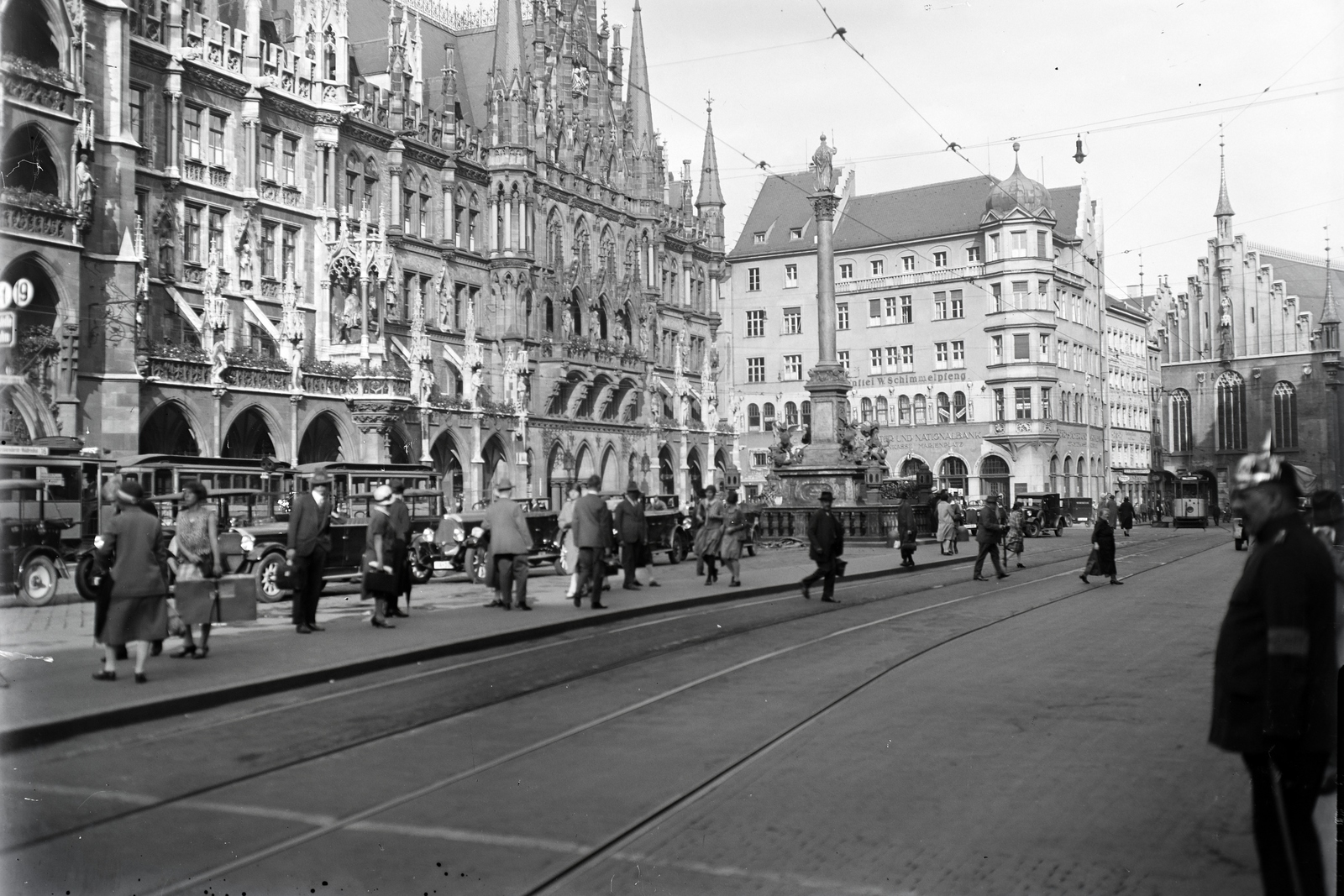 Németország, München, Marienplatz, balra az Új Városháza (Neues Rathaus), jobb szélen a Régi Városháza (Altes Rathaus)., 1933, Szekrényesy Réka, oszlop, Szűz Mária-ábrázolás, Hubert Gerhard-terv, Fortepan #139616