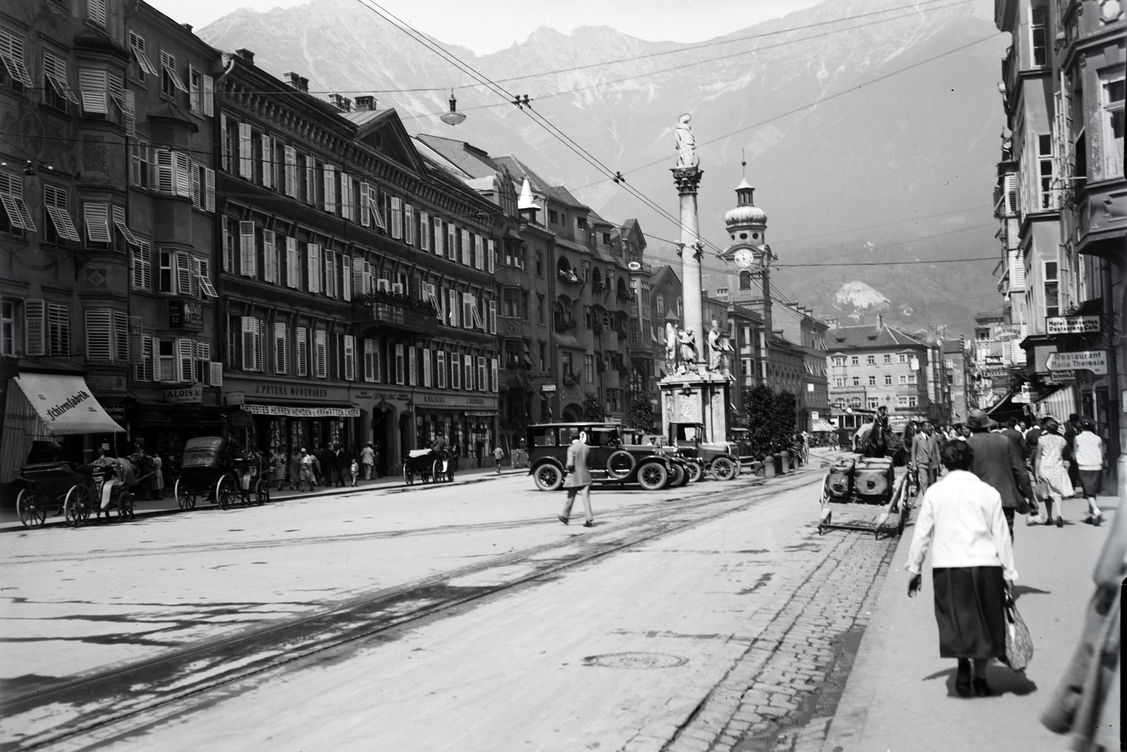 Ausztria, Innsbruck, Maria-Theresien-Straße, szemben az Annasaule (Szent Anna oszlop), mögötte a Spitalskirche zum Heiligen Geist (Ispotálytemplom a Szentlélekhez)., 1933, Szekrényesy Réka, oszlop, Szent György-ábrázolás, Szűz Mária-ábrázolás, Szent Anna-ábrázolás, Szent Kasszián-ábrázolás, Szent Vigilius-ábrázolás, Cristoforo Benedetti-terv, Fortepan #139617