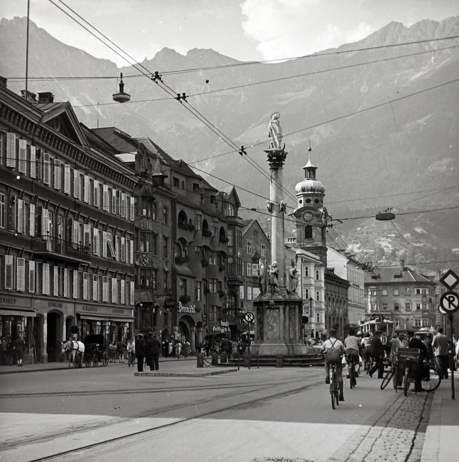 Ausztria, Innsbruck, Maria-Theresien-Straße, szemben az Annasaule (Szent Anna oszlop), mögötte a Spitalskirche zum Heiligen Geist (Ispotálytemplom a Szentlélekhez)., 1933, Szekrényesy Réka, oszlop, Szent György-ábrázolás, Szűz Mária-ábrázolás, Szent Anna-ábrázolás, Szent Kasszián-ábrázolás, Szent Vigilius-ábrázolás, Cristoforo Benedetti-terv, kerékpár, Fortepan #139621