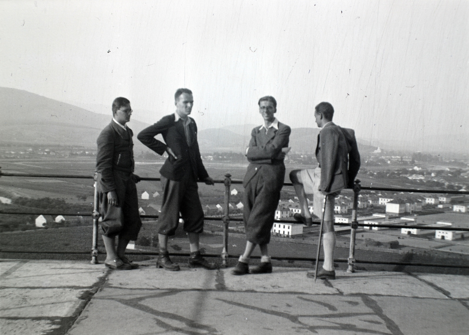 Ukraine,Zakarpattia Oblast, Mukachevo, kilátás a várból a Katonakórházra., 1939, Mezey Ferenc, view, shepherd's axe, tourist, military healthcare facility, leg over leg, one leg standing, Fortepan #139639