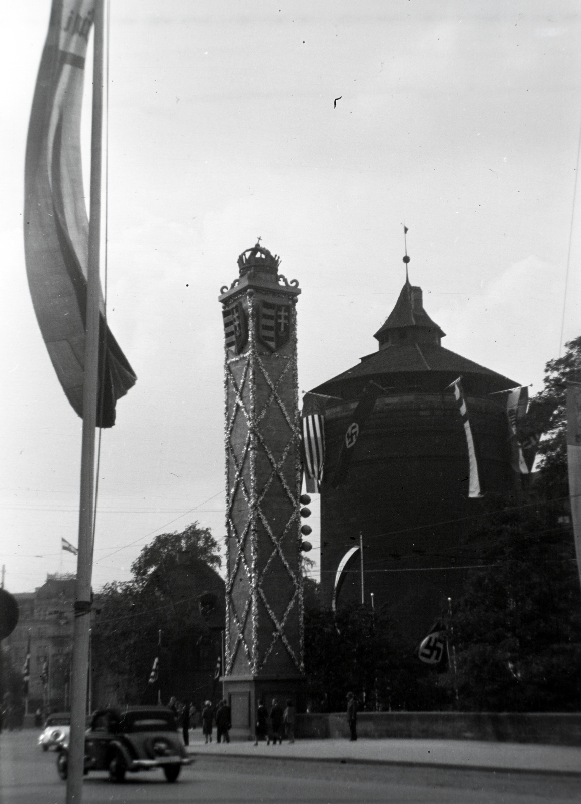 Germany, Nuremberg, Ludwigstor - Am Plärrer sarok, jobbra a Frauentorturm. Ünnepi dísz Horthy Miklós kormányzó látogatása alkalmával., 1939, Mezey Ferenc, swastica, Fortepan #139667