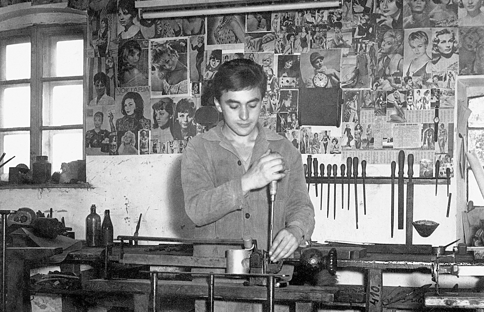 Magyarország, Dombóvár, Dombó Pál utcai mérlegjavító műhely., 1968, Erky-Nagy Tibor, műhely, mérleg, szerszám, pin-up, faliújság, kép a képben, Fortepan #13967