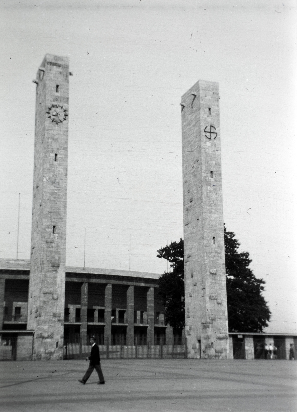 Germany, Berlin, az Olimpiai Stadion főbejárata., 1939, Mezey Ferenc, swastica, Berlin Olympics, Olympics, stadium, Werner March-design, Fortepan #139673