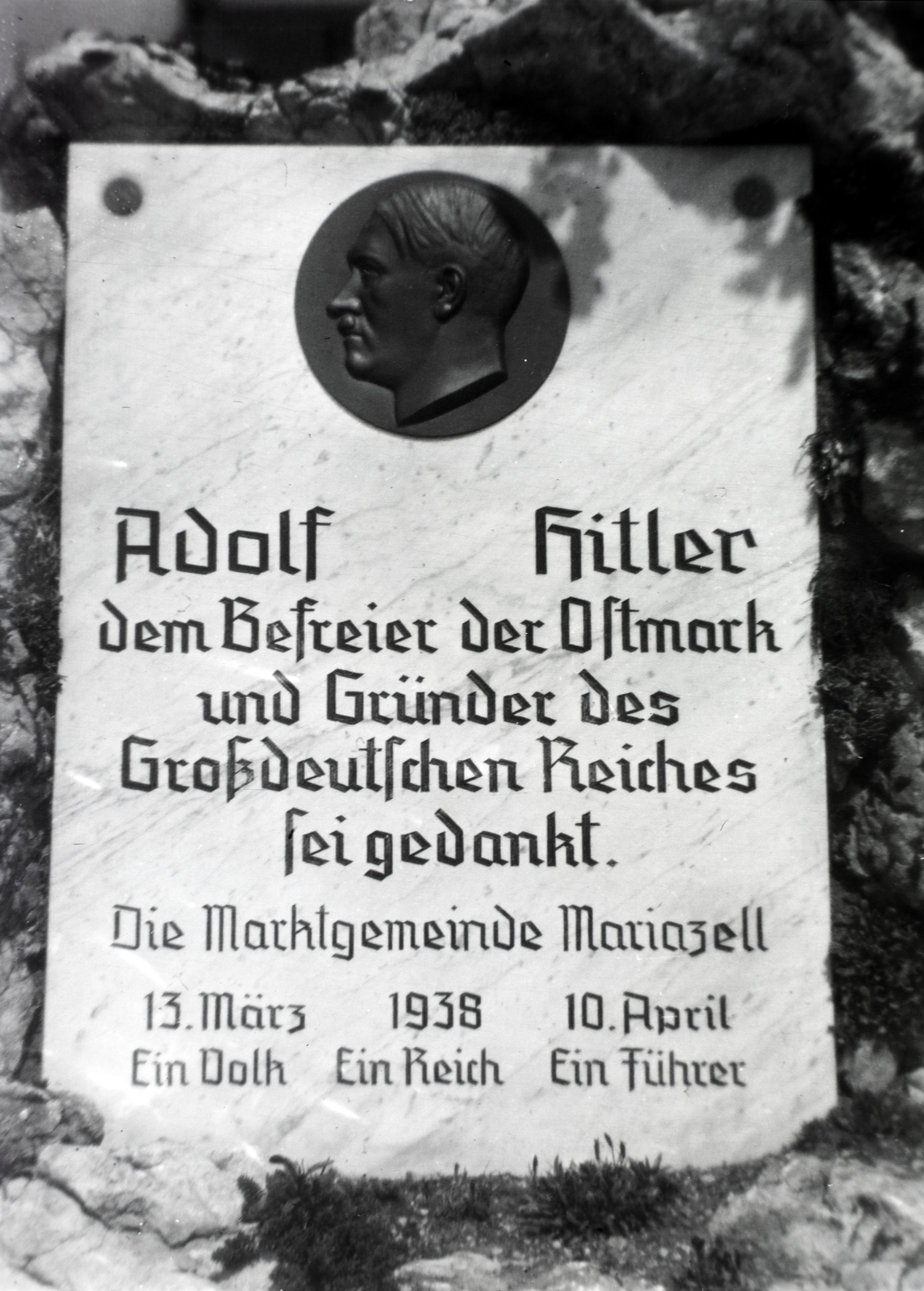 Austria, Mariazell, emléktábla az Ausztria függetlenségéről tartandó (kudarcba fulladt) népszavazásról., 1939, Mezey Ferenc, memorial plaque, Adolf Hitler-portrayal, Fortepan #139678