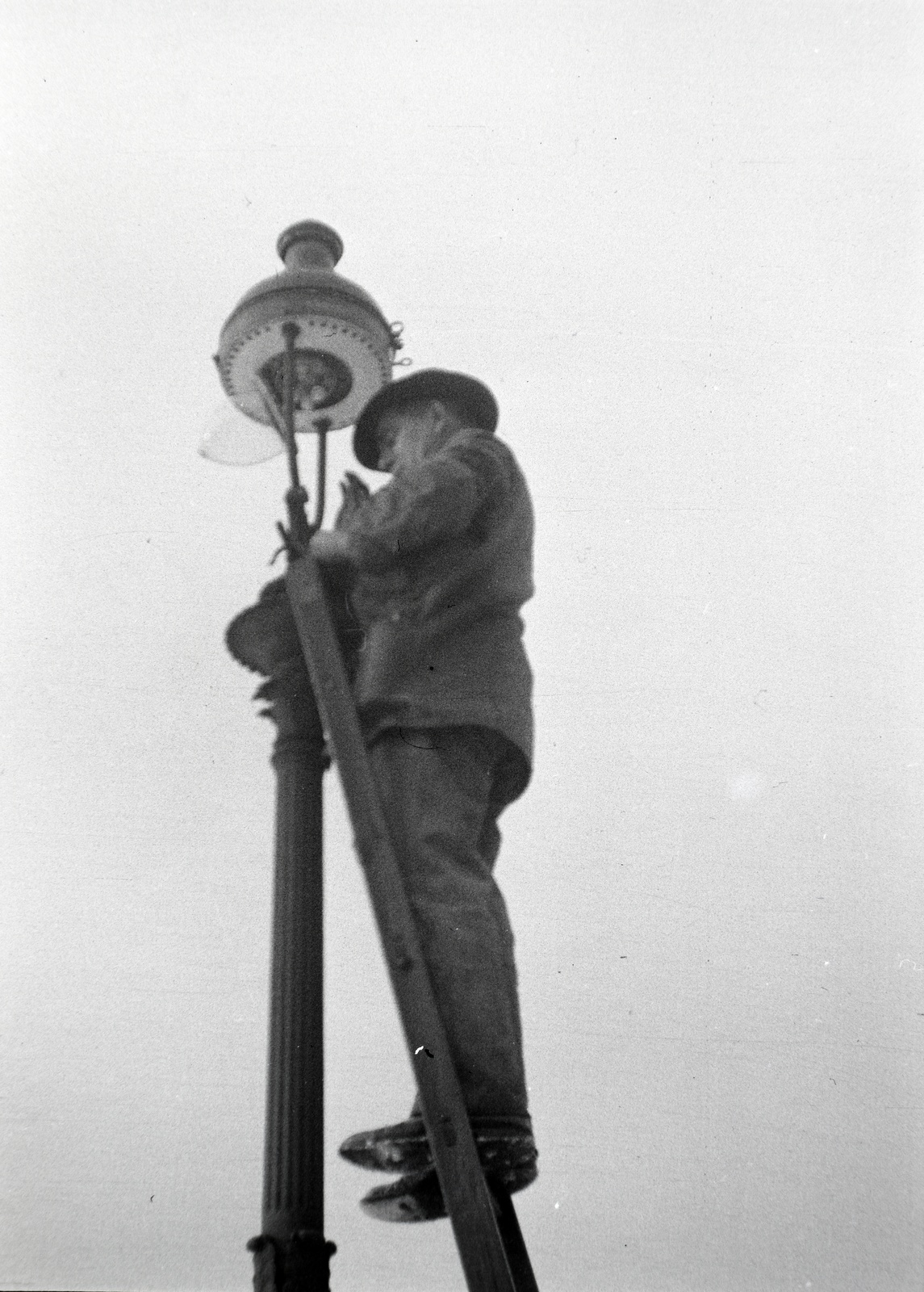 1941, Mezey Ferenc, lámpaoszlop, gázlámpa, kihalt mesterség, lámpagyújtogató, Fortepan #139724