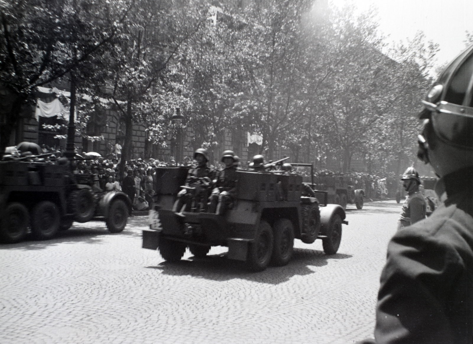 Hungary, Budapest VI., Andrássy út, III. Viktor Emánuel olasz király tiszteletére rendezett katonai díszszemle, 1937. május 20-án. Háttérben a 73-75. szám, a MÁV Igazgatóságának épülete., 1937, Mezey Ferenc, Krupp-brand, Budapest, Fortepan #139729