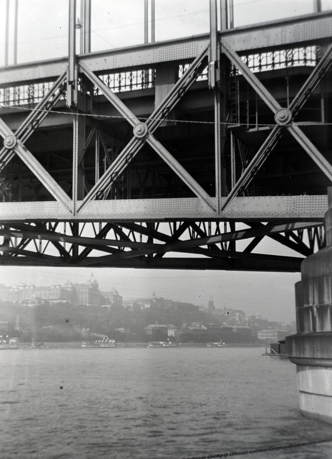 Magyarország, Budapest V., a Királyi Palota (később Budavári Palota) az Erzsébet híd pesti hídfőjétől a híd alatt nézve., 1938, Mezey Ferenc, híd, folyó, Duna, Budapest, Duna-híd, Fortepan #139737