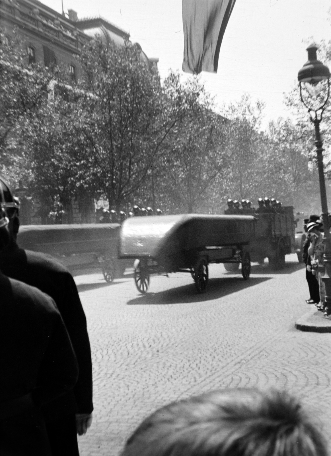 Hungary, Budapest VI., Andrássy út, III. Viktor Emánuel olasz király tiszteletére rendezett katonai díszszemle, 1937. május 20-án. Háttérben a 73-75. szám, a MÁV Igazgatóságának épülete., 1937, Mezey Ferenc, pontoon, Budapest, Fortepan #139742