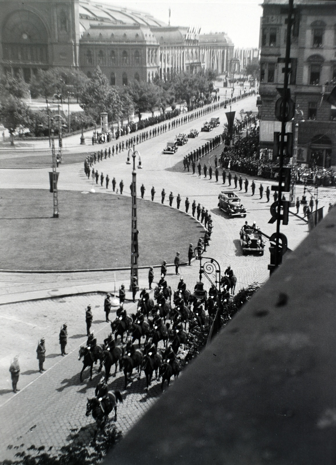 Hungary, Budapest VIII., Baross tér, küldöttség vonulása a Keleti pályaudvartól a Rákóczi út felé., 1937, Mezey Ferenc, train station, mounted police, eclectic architecture, Budapest, Gyula Rochlitz-design, Fortepan #139746