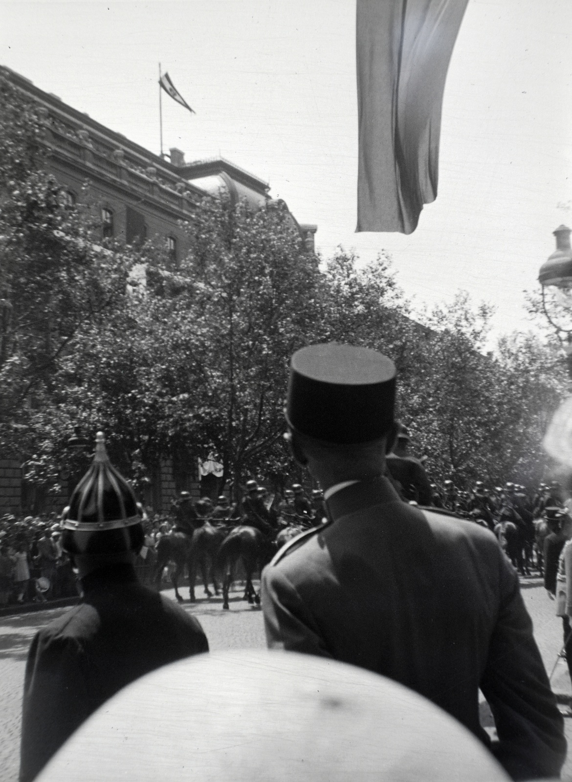 Magyarország, Budapest VI., Andrássy út, III. Viktor Emánuel olasz király tiszteletére rendezett katonai díszszemle, 1937. május 20-án. Háttérben a 73-75. szám, a MÁV Igazgatóságának épülete., 1937, Mezey Ferenc, rendőr, Budapest, Fortepan #139751