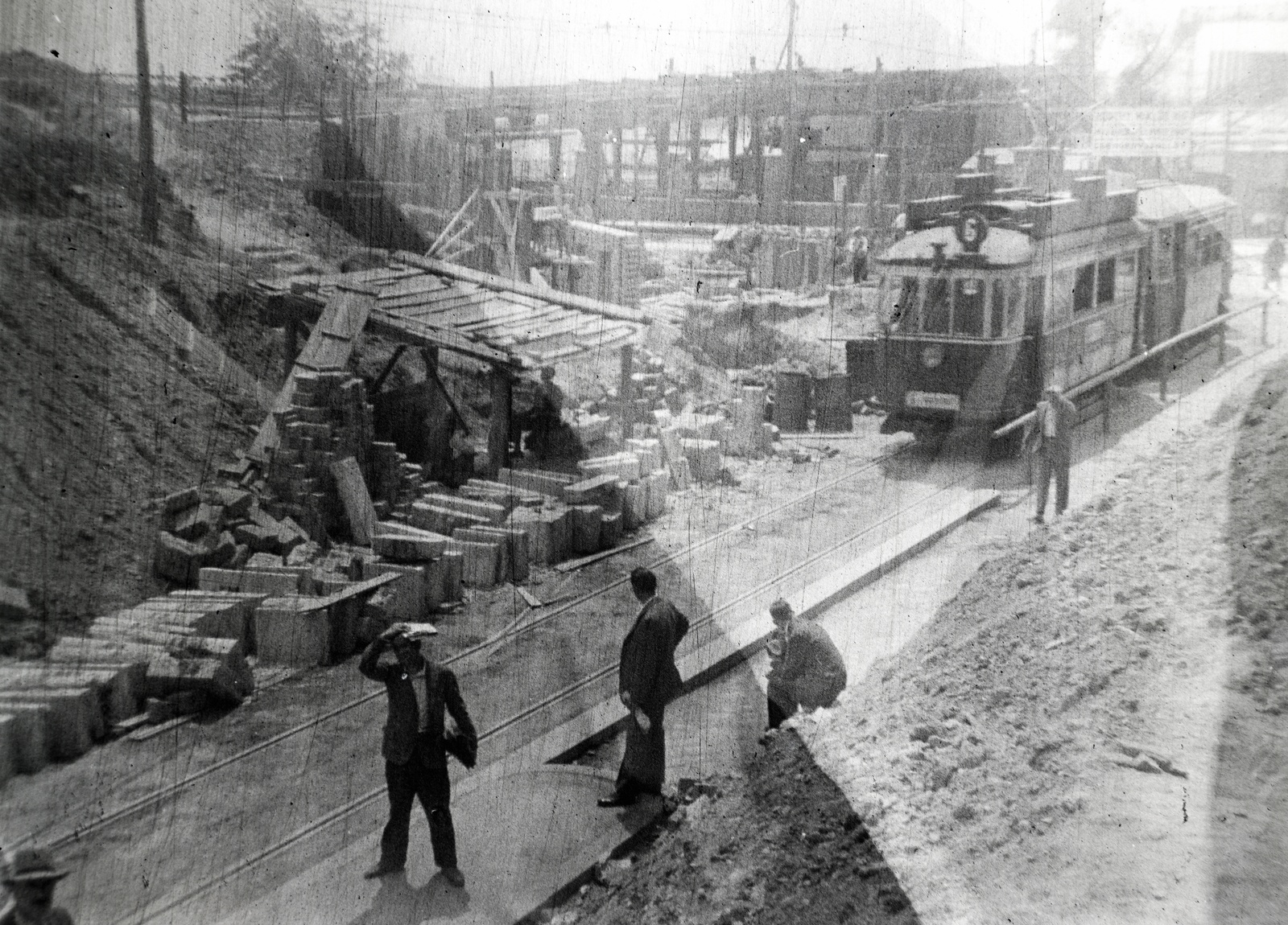 Magyarország, Budapest IX., Boráros tér, villamosmegálló a Petőfi (Horthy Miklós) híd felhajtójának építkezése mellett., 1935, Mezey Ferenc, építkezés, villamos, Budapest, viszonylatszám, Fortepan #139753