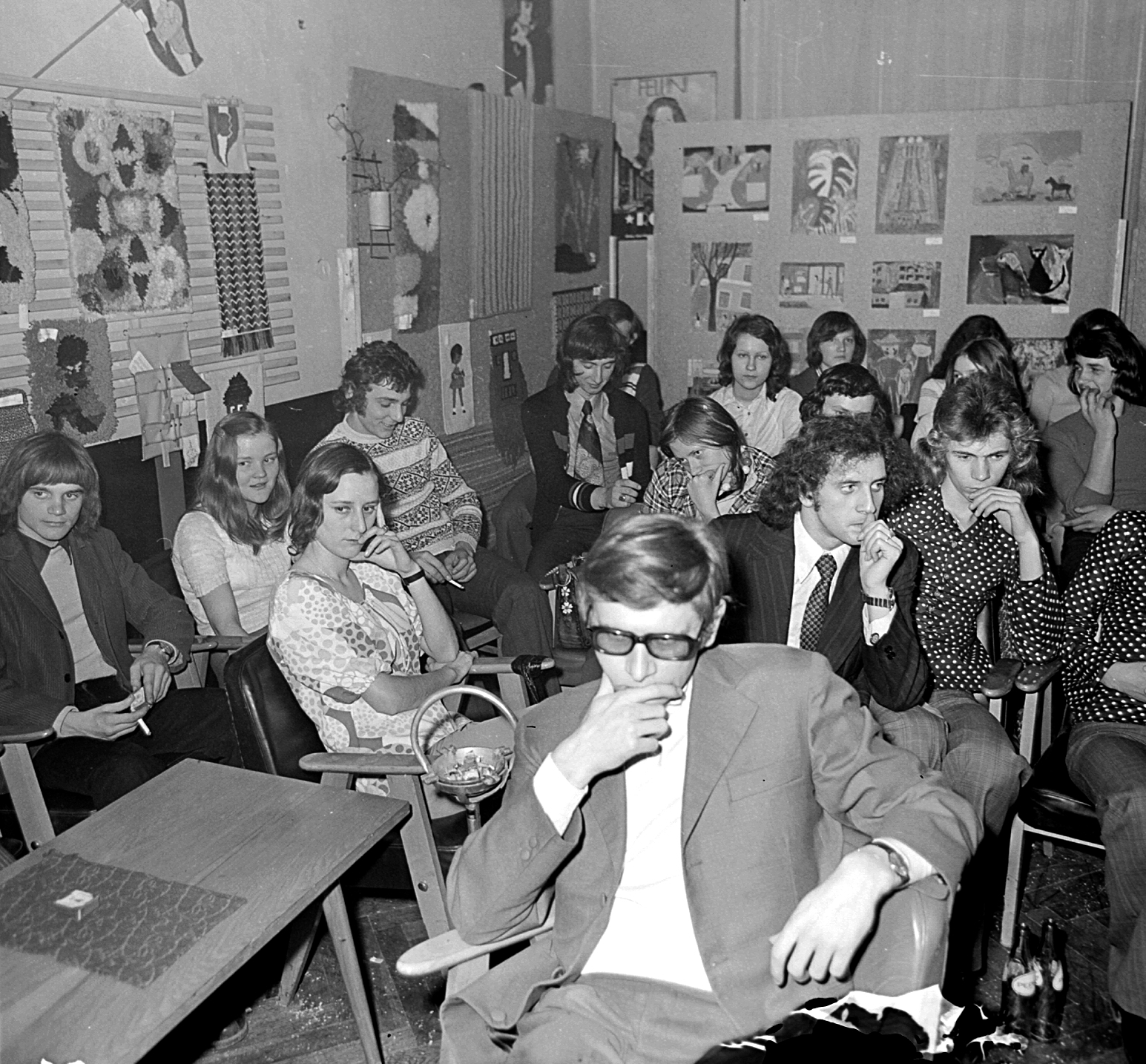 Hungary, Dombóvár, Művelődési Ház (egykor Korona Szálló), ifjúsági klubtalálkozó résztvevői., 1975, Erky-Nagy Tibor, ashtray, kid's drawing, Fortepan #13976