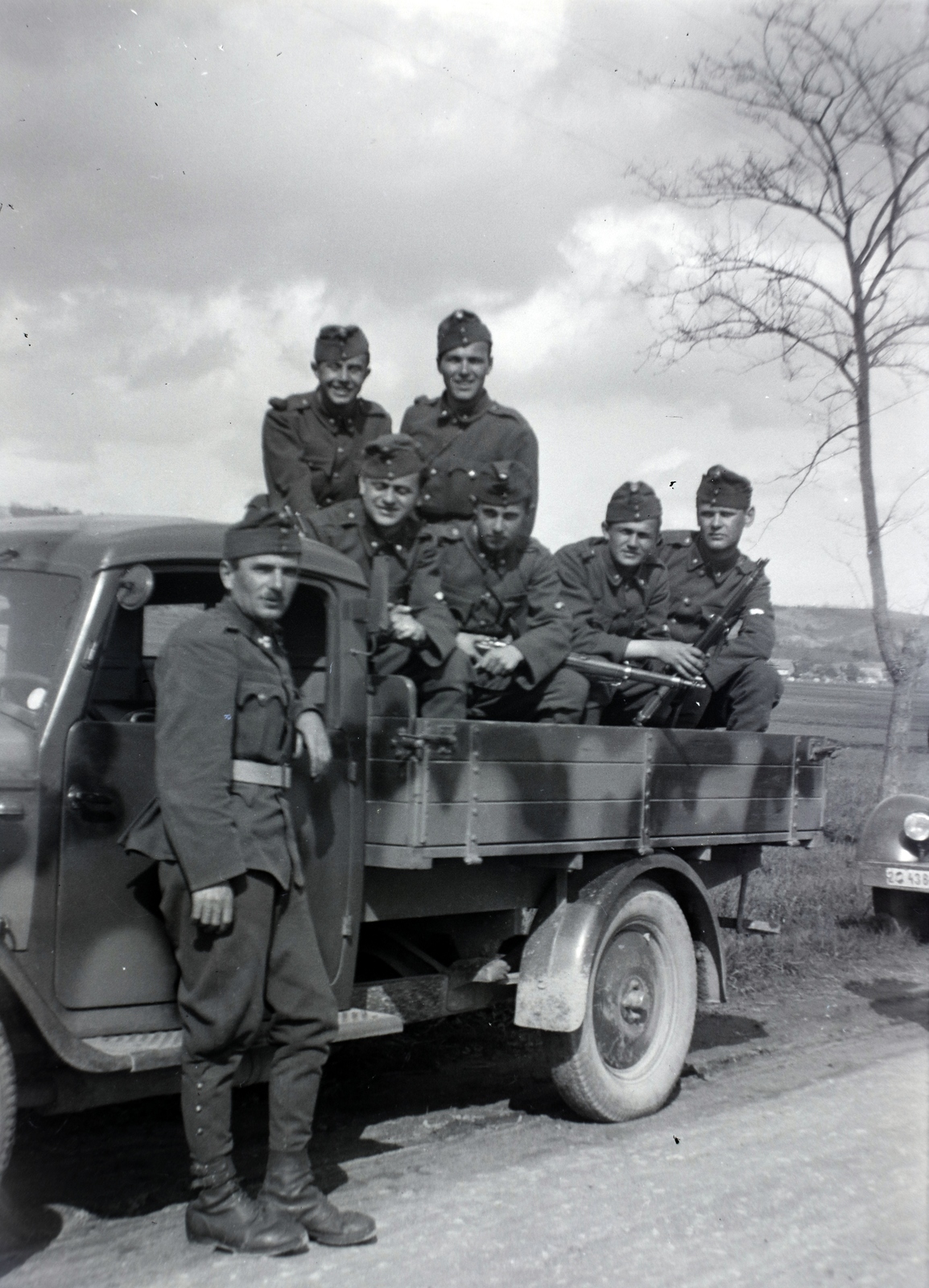 Magyarország, a magyar királyi 101. honvéd gépkocsizó tanezred tartalékos tiszti iskolájának növendékei gyakorlaton., 1943, Mezey Ferenc, rendszám, terepminta, Hansa-Lloyd express, Fortepan #139775