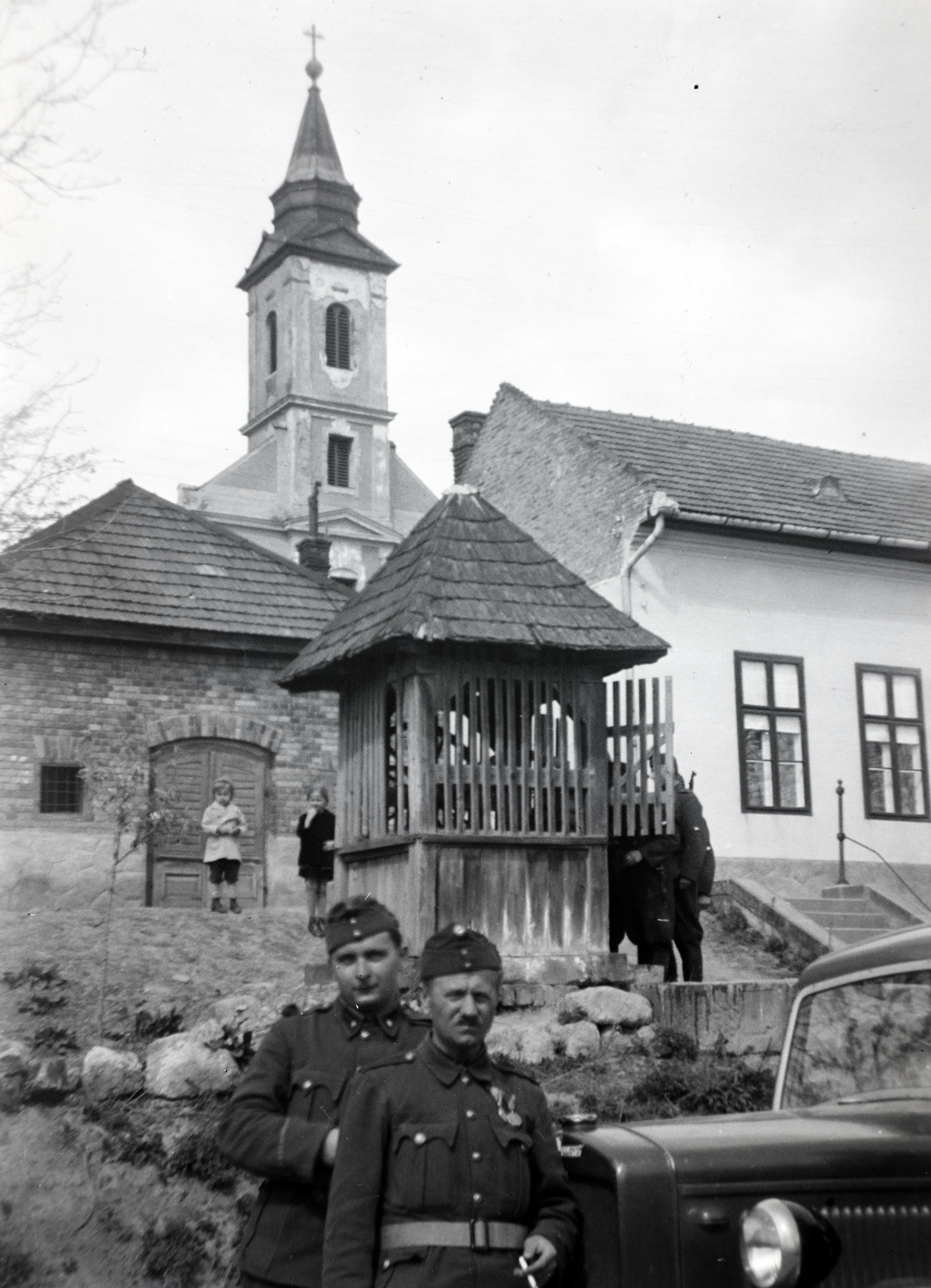 Magyarország, Kismaros, Kossuth Lajos út (12-es főút), fent a katolikus templom., 1943, Mezey Ferenc, templom, kerekeskút, Fortepan #139786