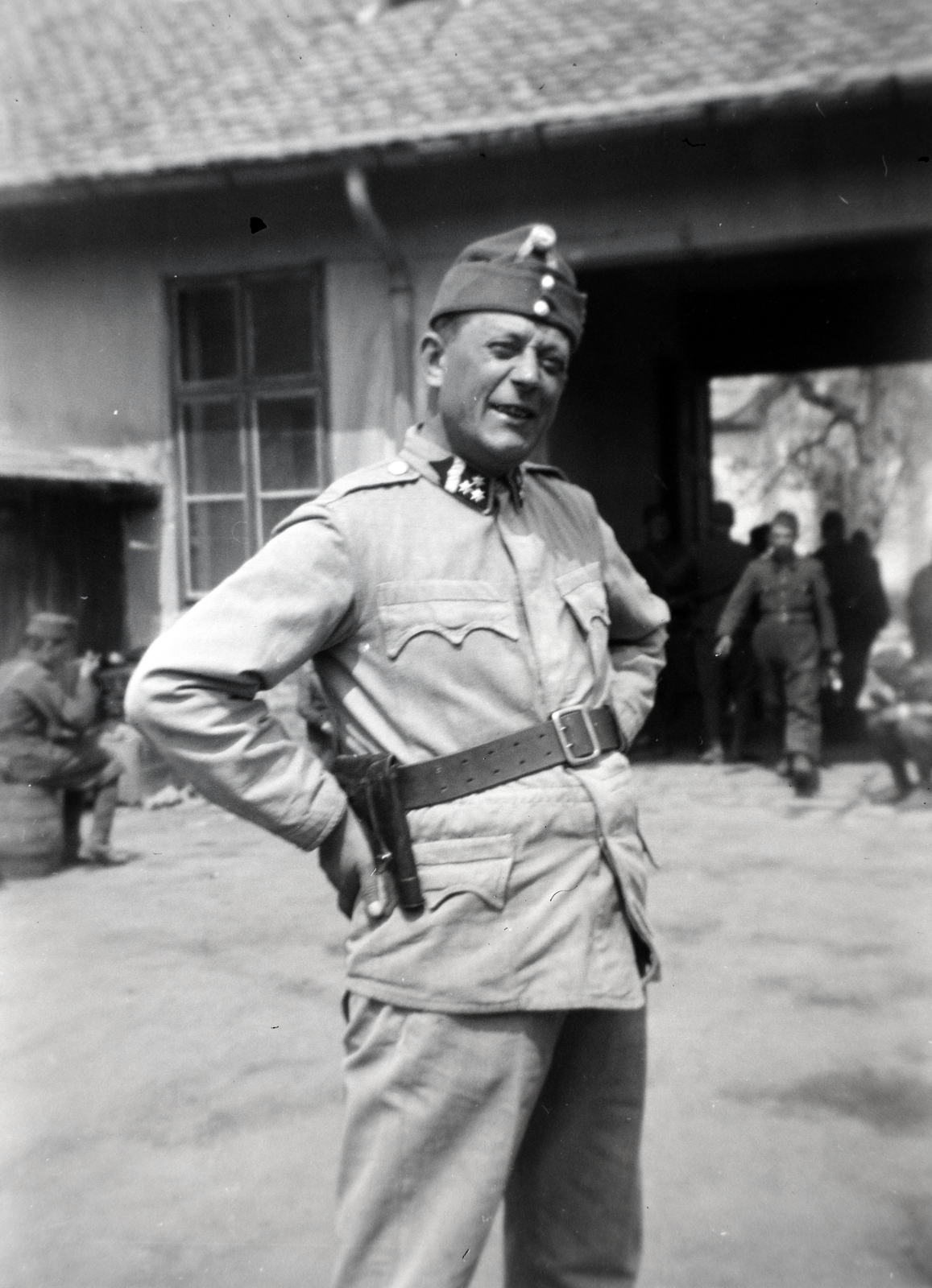 Magyarország, 1943, Mezey Ferenc, csípőre tett kéz, Fortepan #139787