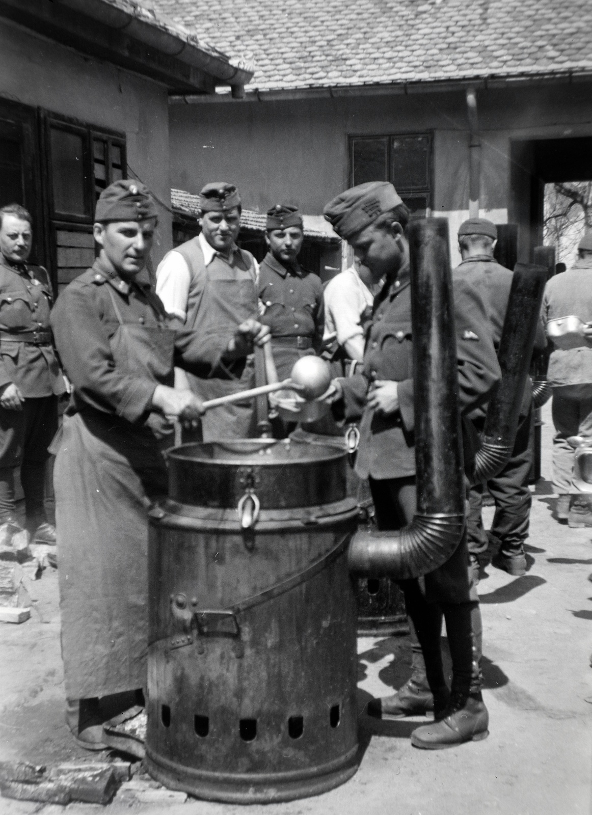 Magyarország, 1943, Mezey Ferenc, kötény, kondér, ételosztás, Fortepan #139796