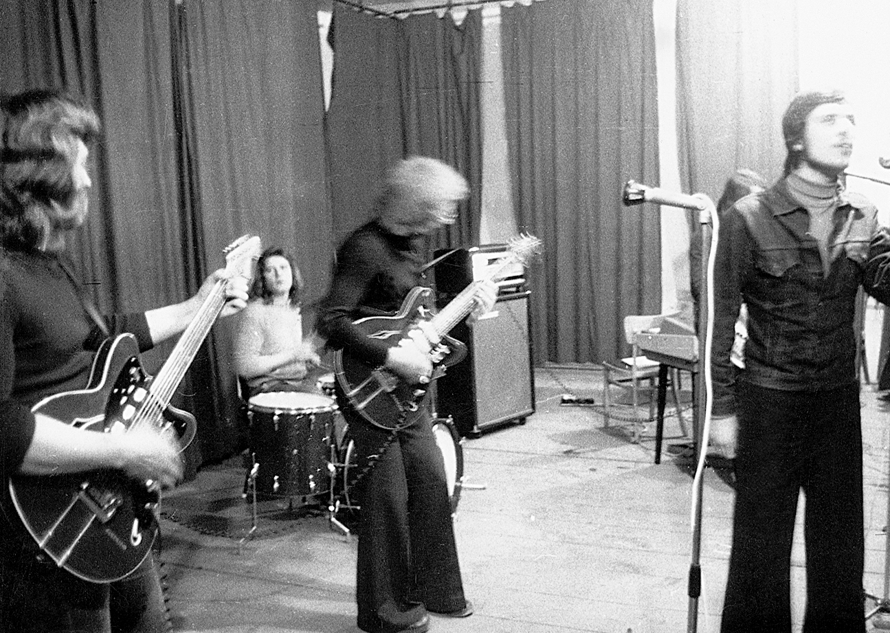 Hungary, 1976, Erky-Nagy Tibor, band, microphone, guitar, drum, Fortepan #13980