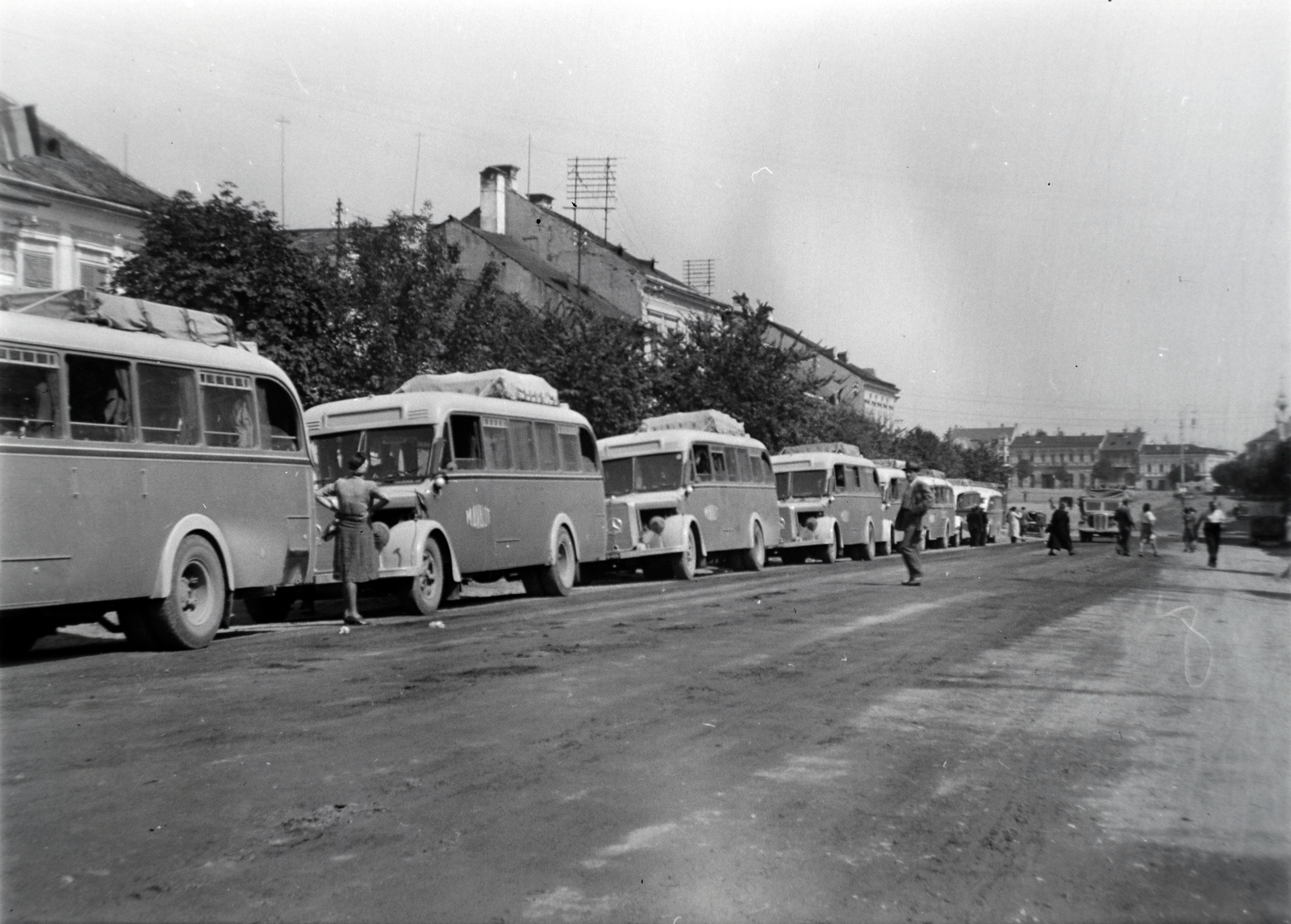 Romania,Transylvania, Reghin, Piaţa Petru Maior (ekkor Horthy Miklós tér)., 1941, Mezey Ferenc, bus, Mercedes-brand, MÁVAUT-organisation, Fortepan #139816