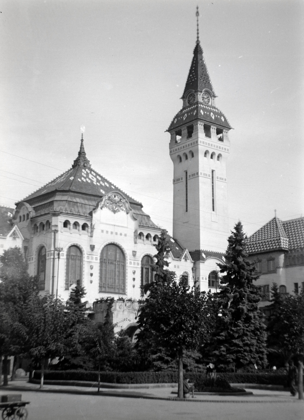 Romania,Transylvania, Târgu Mureș, Rózsák tere (Piata Trandafirilor, ekkor Széchenyi tér), balra a Városháza, jobbra a Kultúrpalota részlete látszik., 1941, Mezey Ferenc, Secession, public building, Marcell Komor-design, Art Nouveau architecture, Dezső Jakab-design, Fortepan #139831