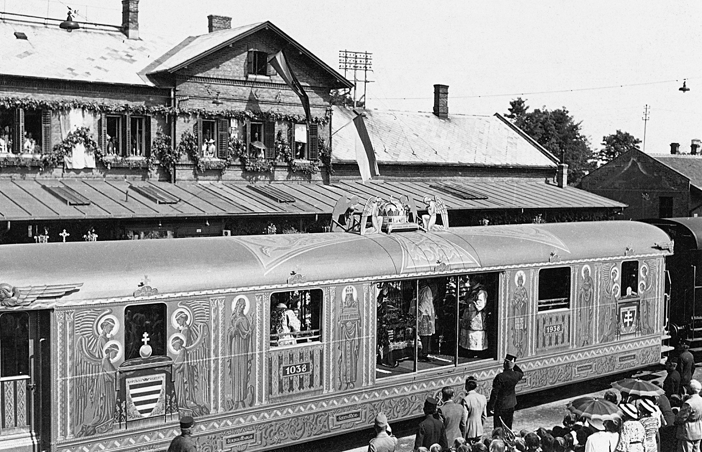 Hungary, Dombóvár, Újdombóvár (ekkor önálló), vasútállomás, a Szent Jobbot szállító szerelvény, az Aranyvonat., 1938, Erky-Nagy Tibor, Hungarian Railways, railway, mass, festive, event, crest, relic, crown, Fortepan #13984