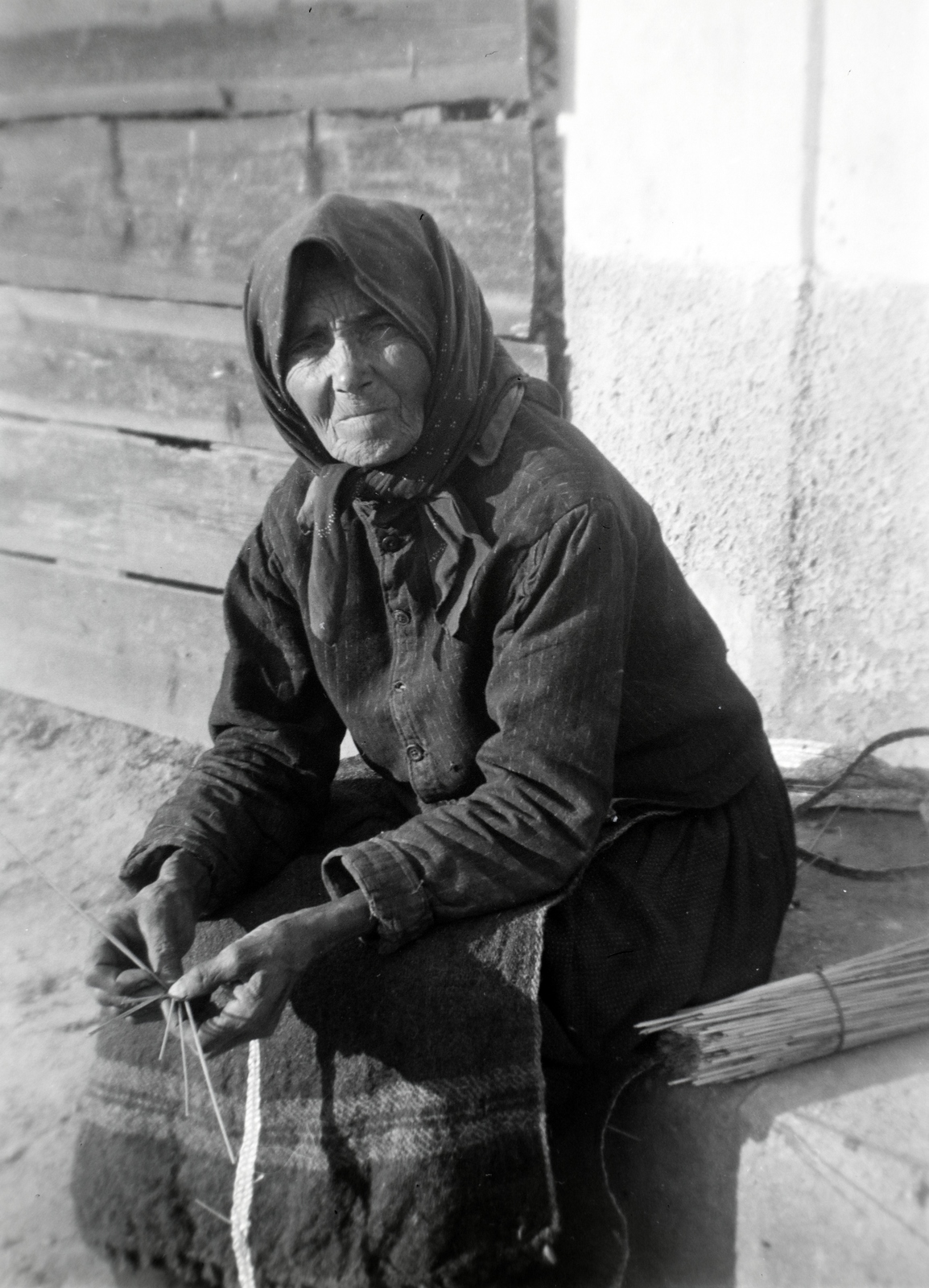 Romania,Transylvania, 1941, Mezey Ferenc, folk costume, straw hat, headscarf, straw, straw plaiting, Fortepan #139843