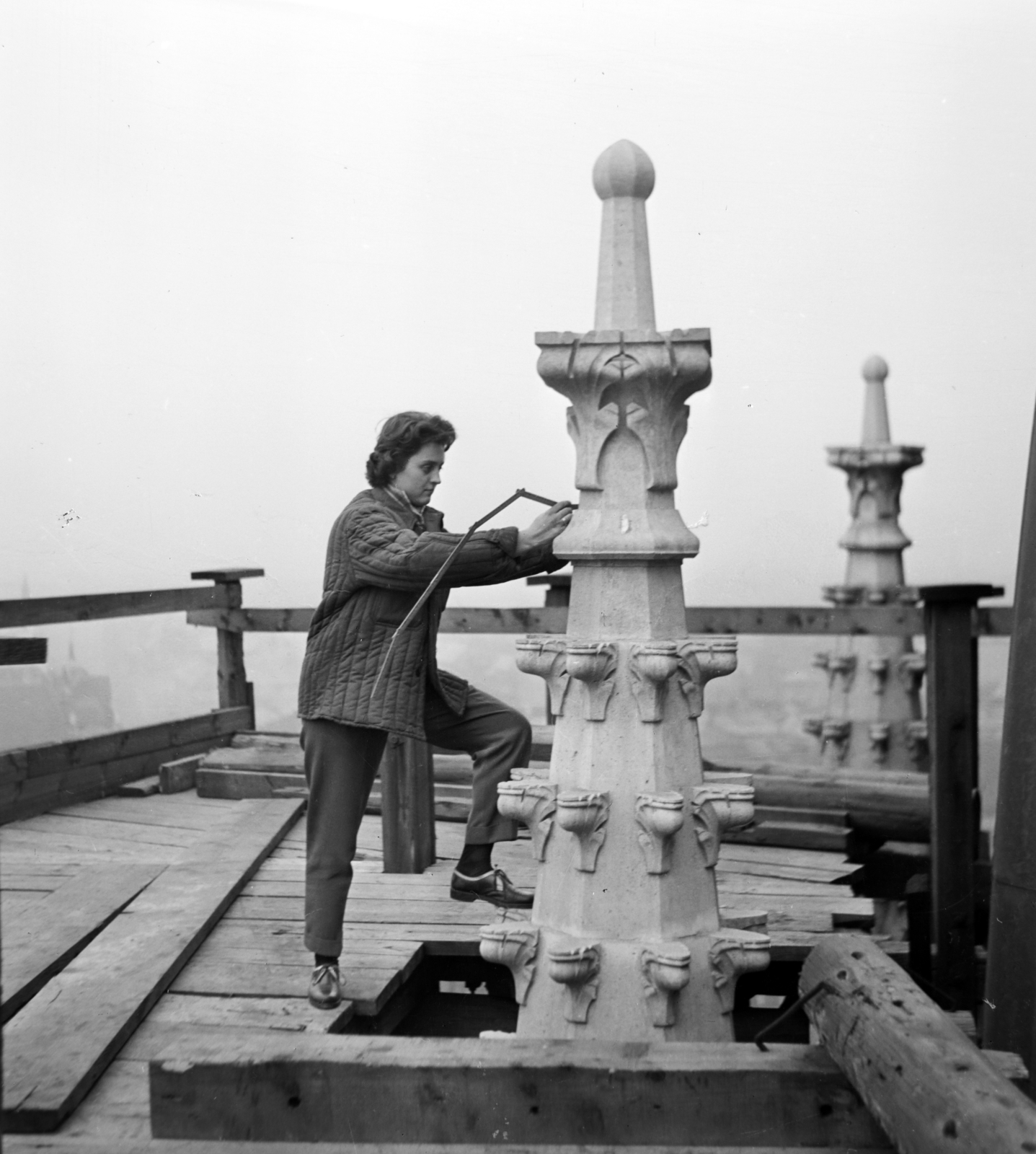 Hungary, Budapest V., Kossuth Lajos tér, a Parlament kupolája, a Kőfaragó és Épületszobrászipari Vállalat (később Reneszánsz Kőfaragó Zrt.) dolgozói felújítják a diszítéseket., 1958, Mezey Ferenc, parliament, Budapest, quilted coat, folding rule, one leg standing, Fortepan #139850