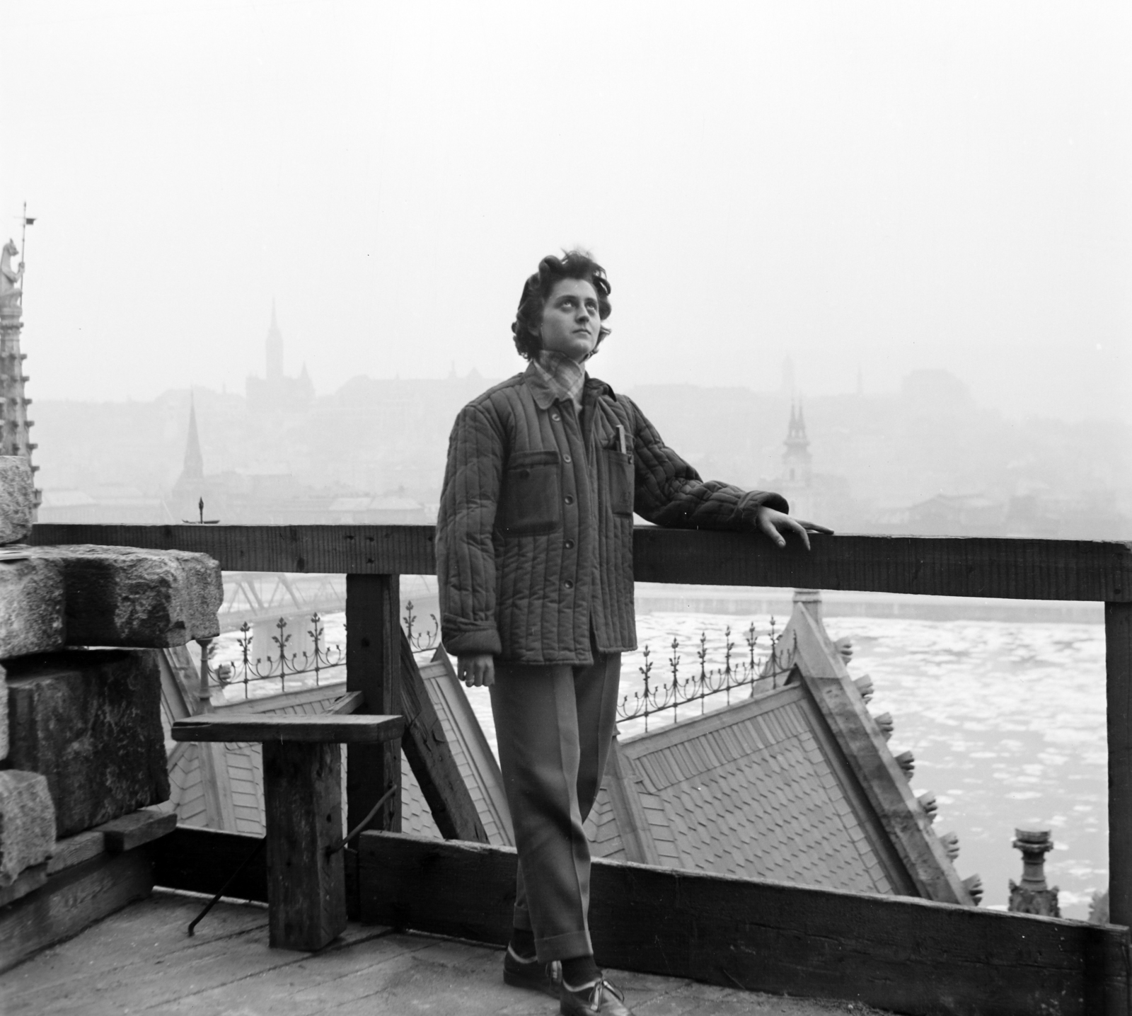 Hungary, Budapest V., Kossuth Lajos tér, a felvétel a Parlament kupolájánál készült, a Kőfaragó és Épületszobrászipari Vállalat (később Reneszánsz Kőfaragó Zrt.) dolgozói felújítják a diszítéseket., 1958, Mezey Ferenc, parliament, Budapest, quilted coat, Fortepan #139854