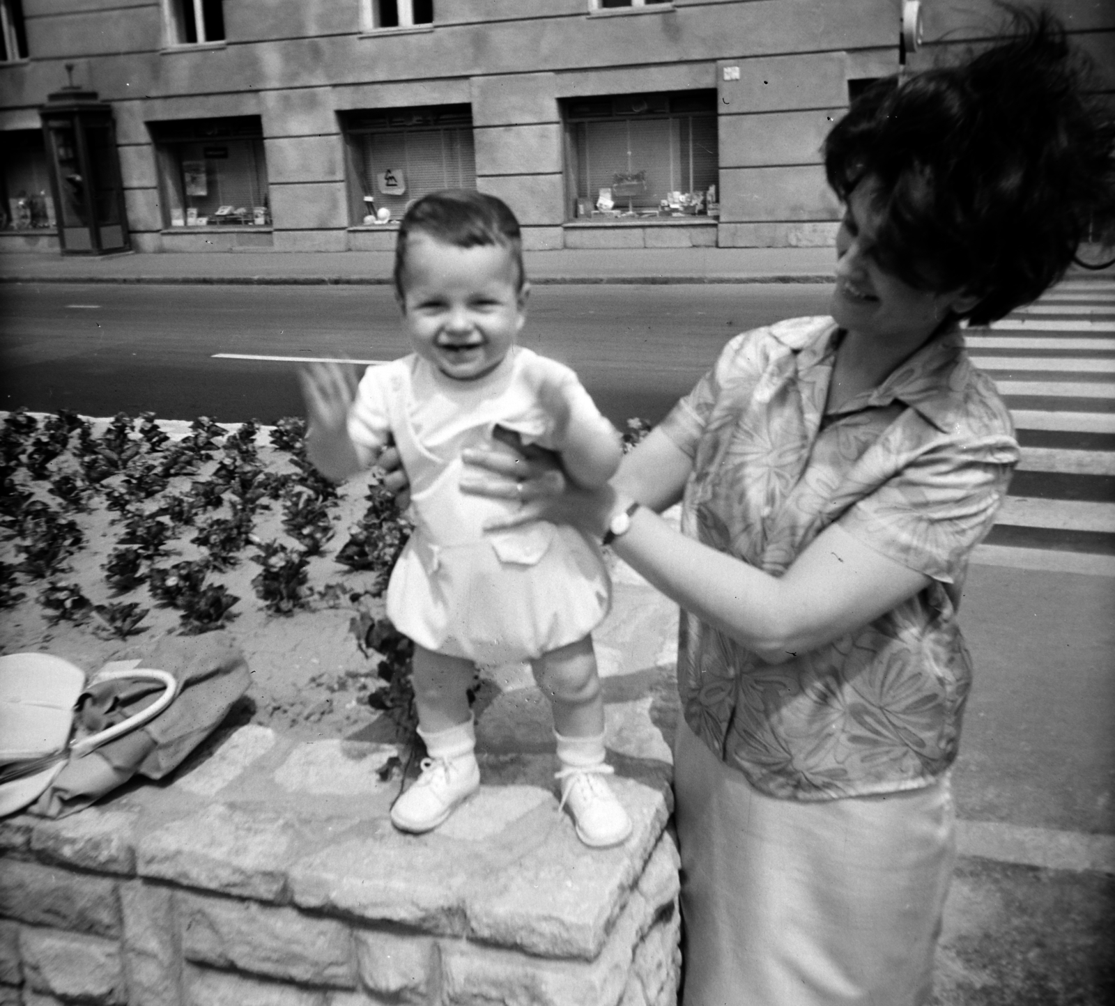 Magyarország, Budapest V., a felvétel a Petőfi téren, Petőfi Sándor szobra előtt készült., 1970, Mezey Ferenc, Budapest, átkulcsolt derék, Fortepan #139856